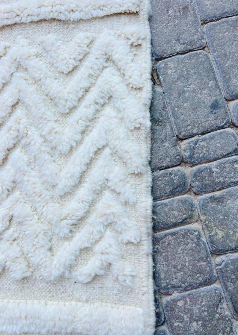 Authentic white Moroccan wool rug size 2/3 m
