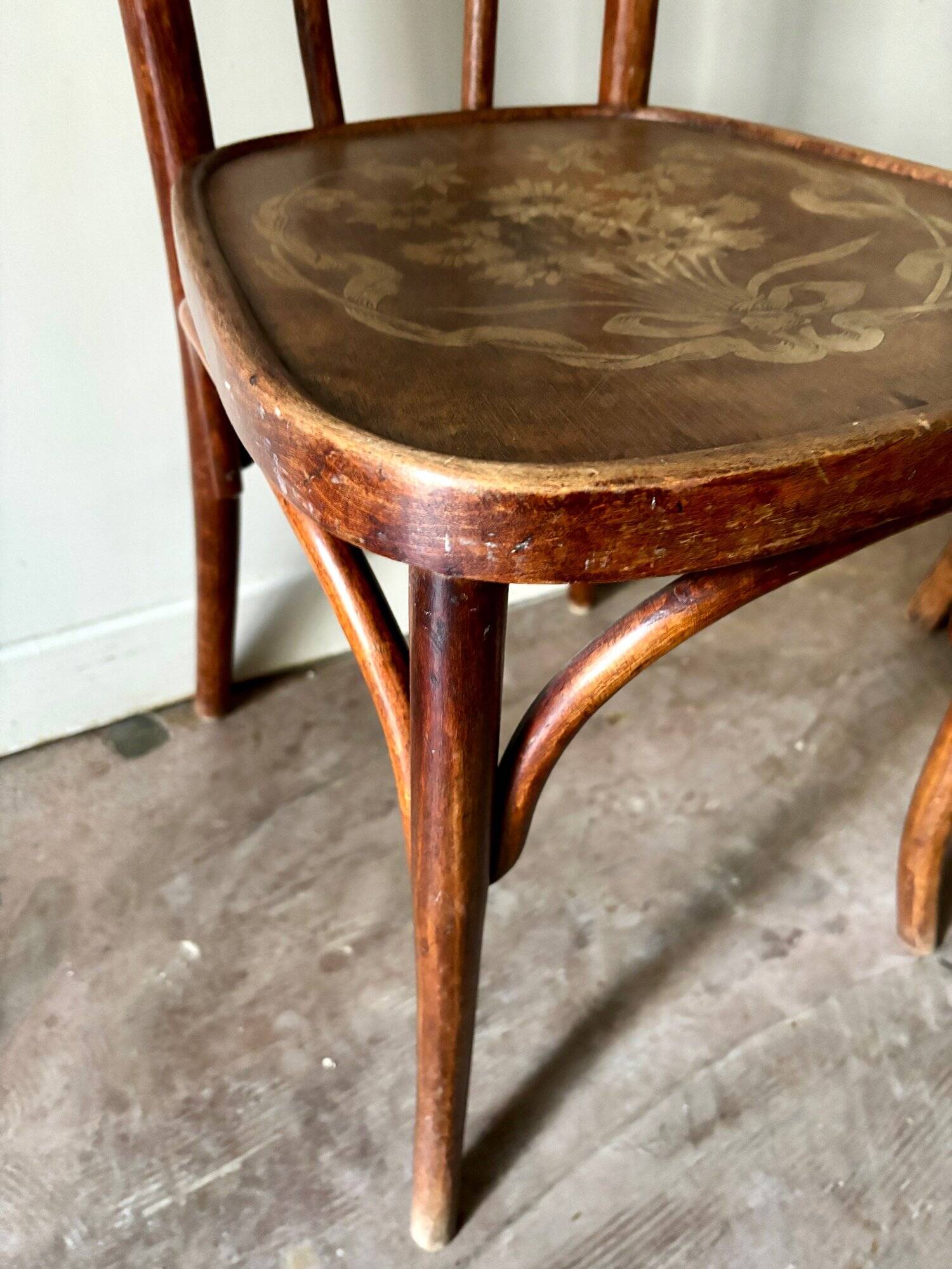 Bistro chair in curved beech and embossed seat