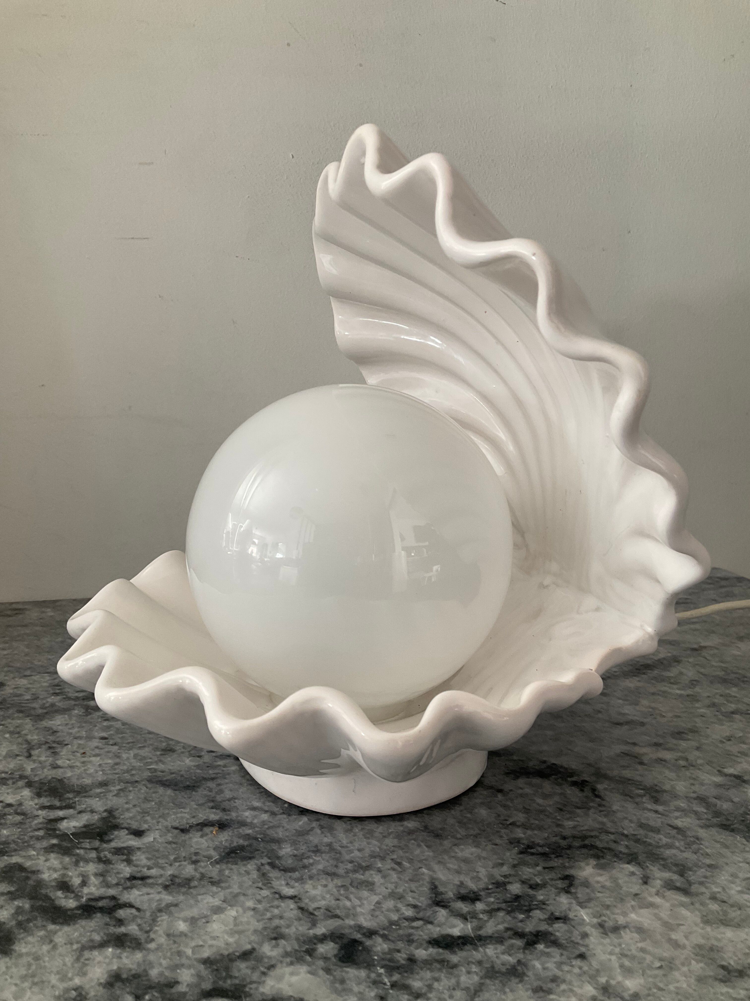 Vintage shell lamp in ceramic and opaline.