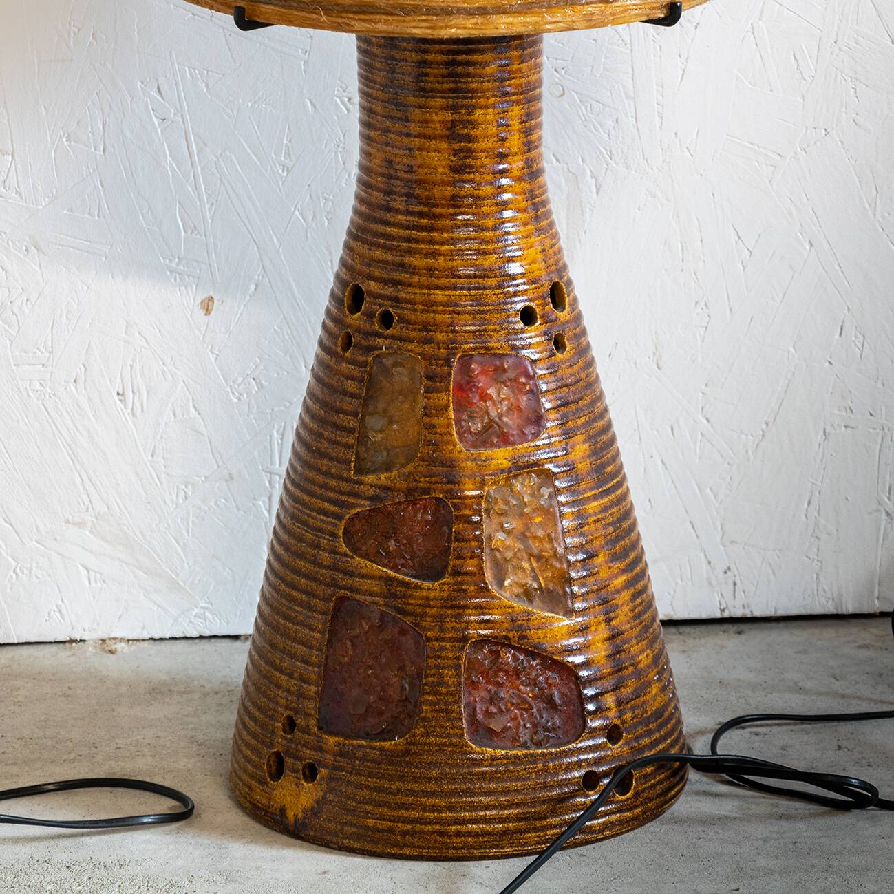 Grande lampe de sol des potier d'Accolay en céramique et résine circa 1960