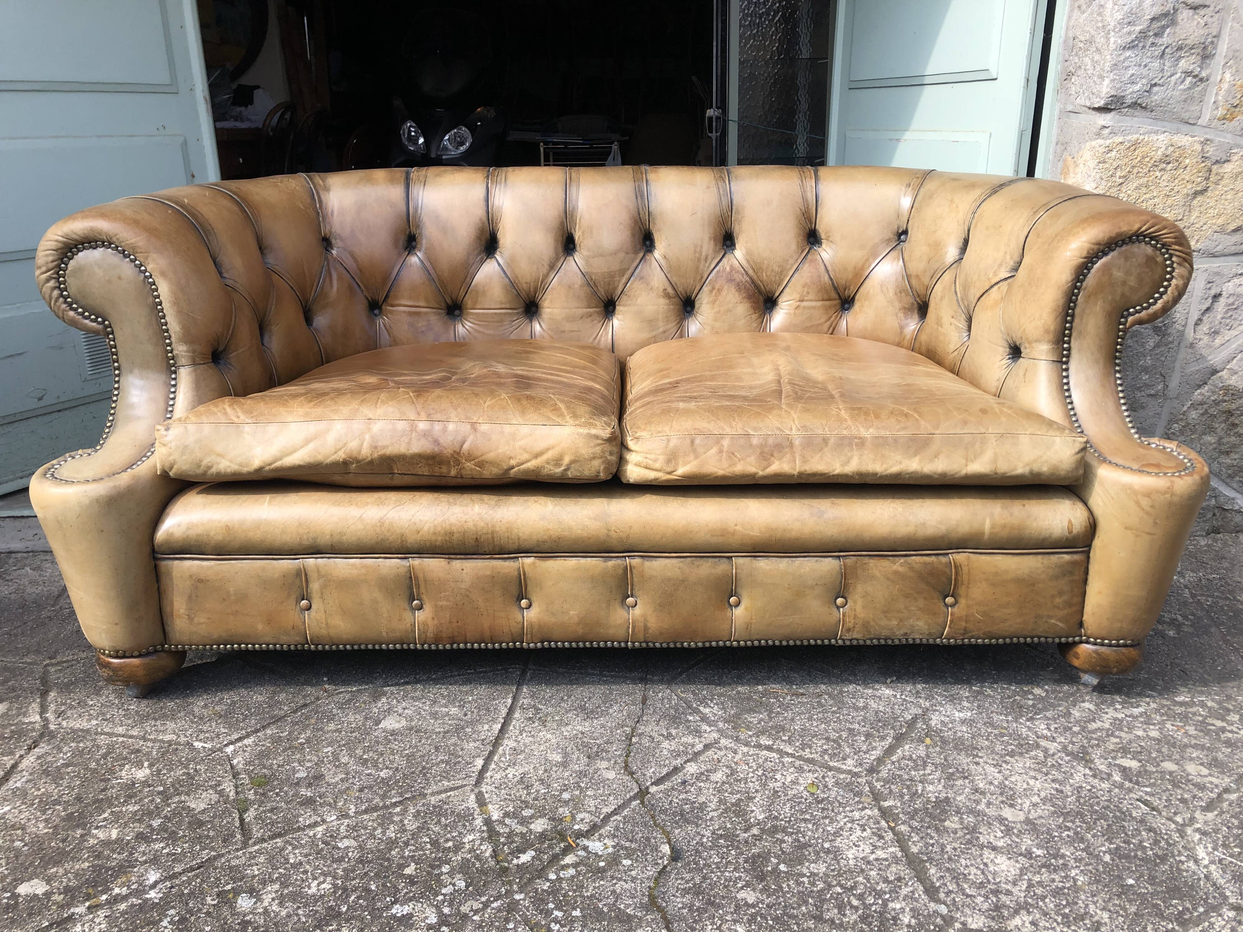 2-seater Chesterfield sofa in tan leather