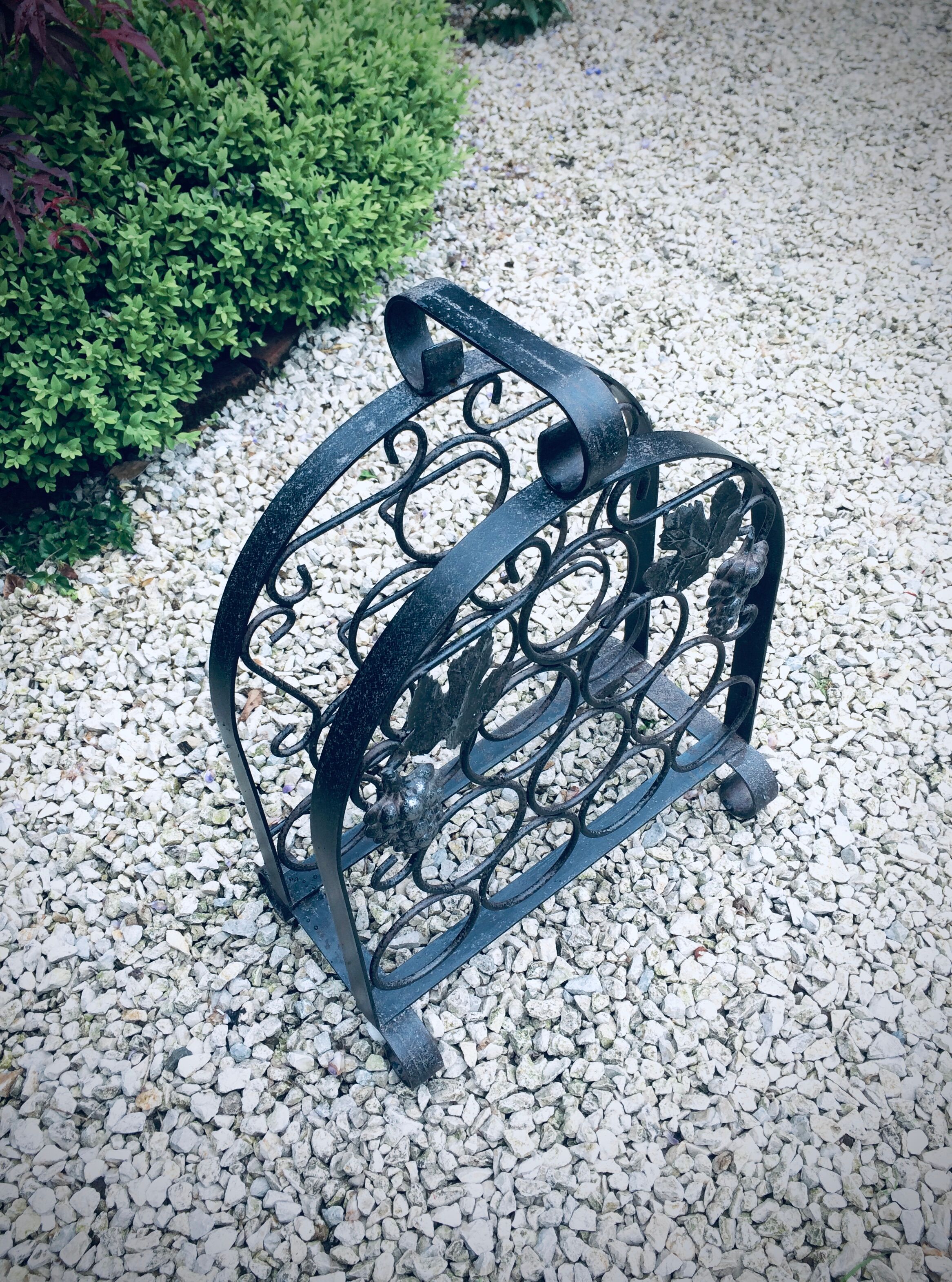 Porte-bouteille ancien en fer forgé
