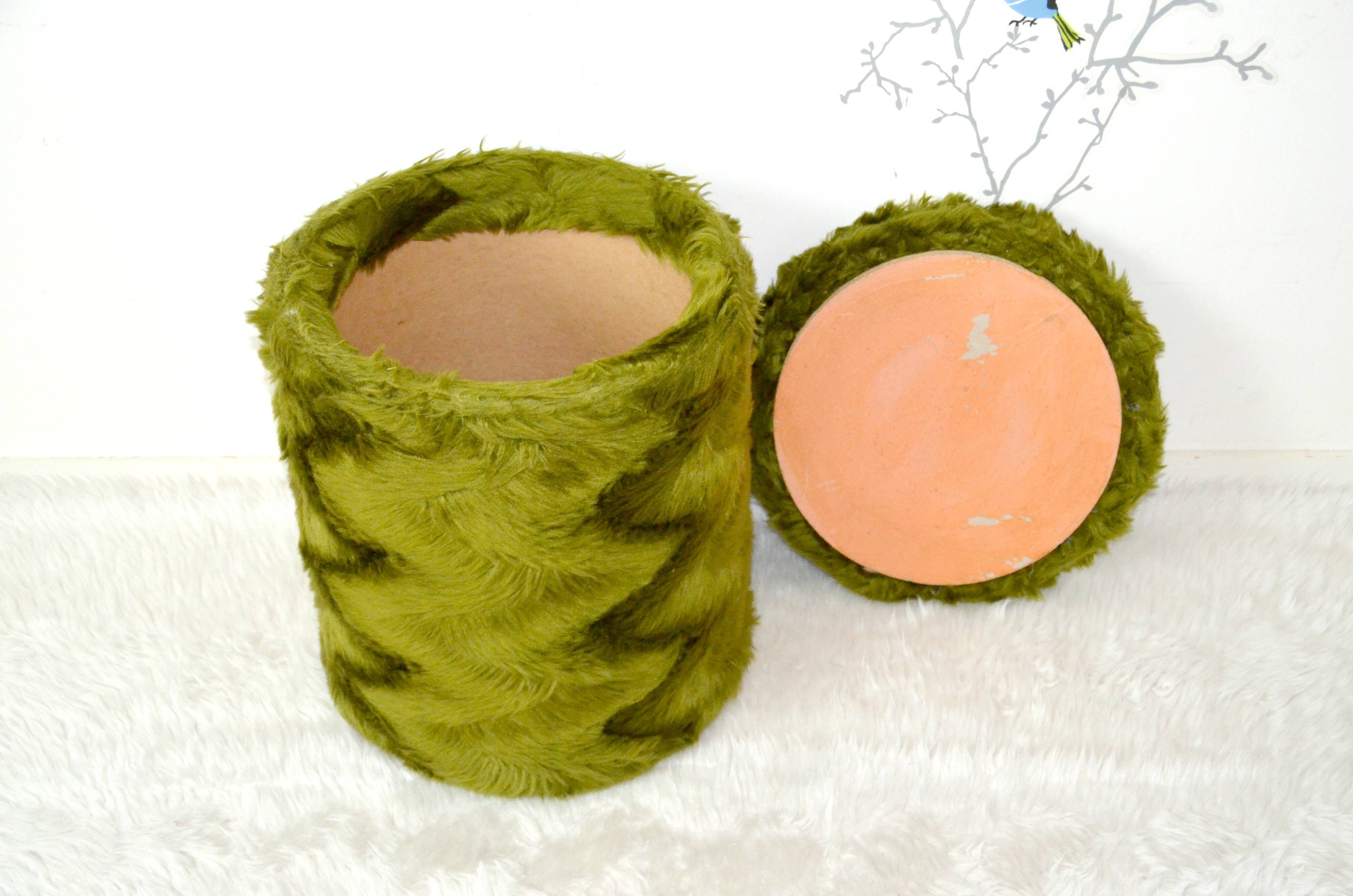 Pouf en fourrure moumoutte vert olive