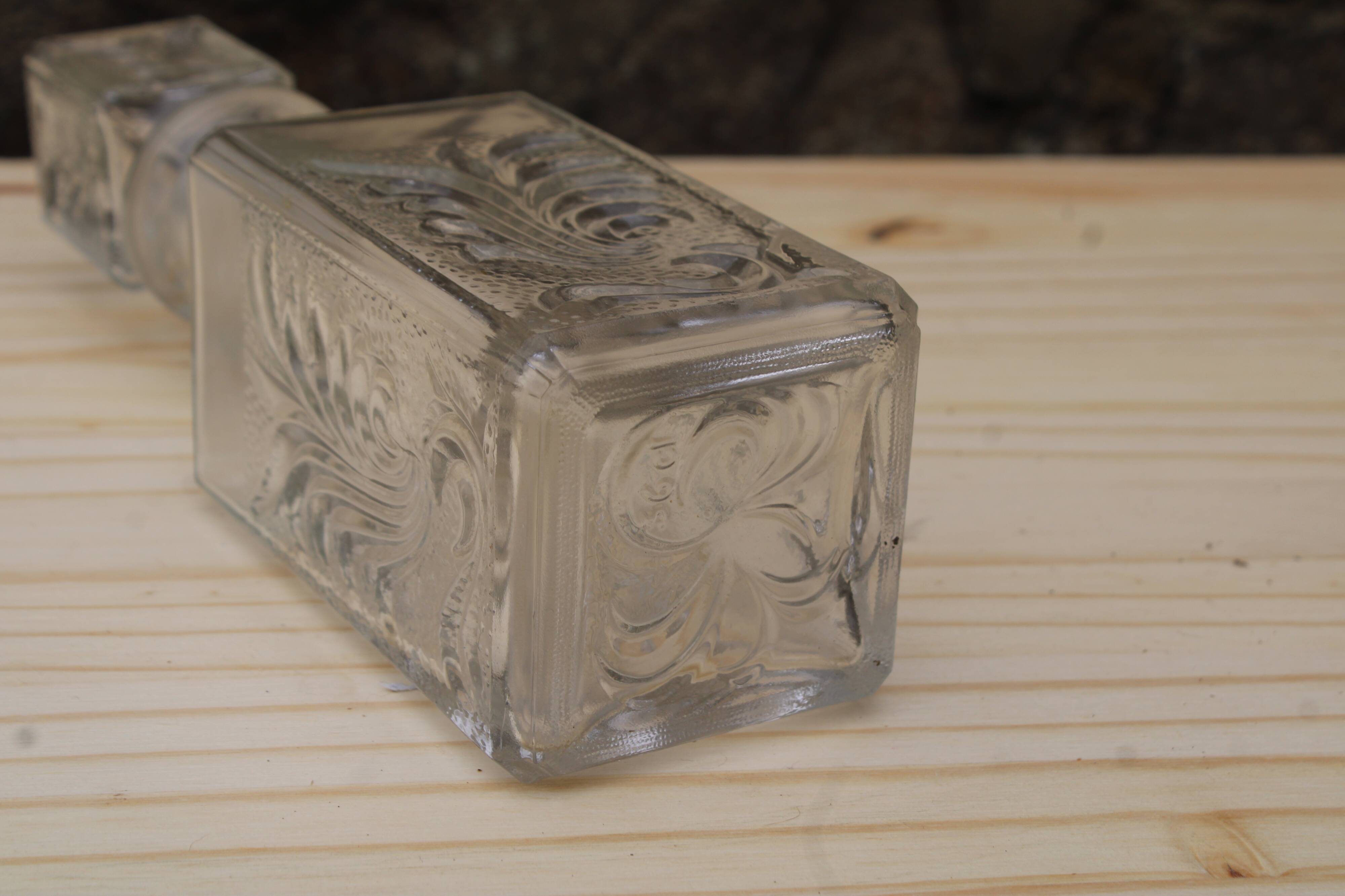 Carafe in chiseled glass