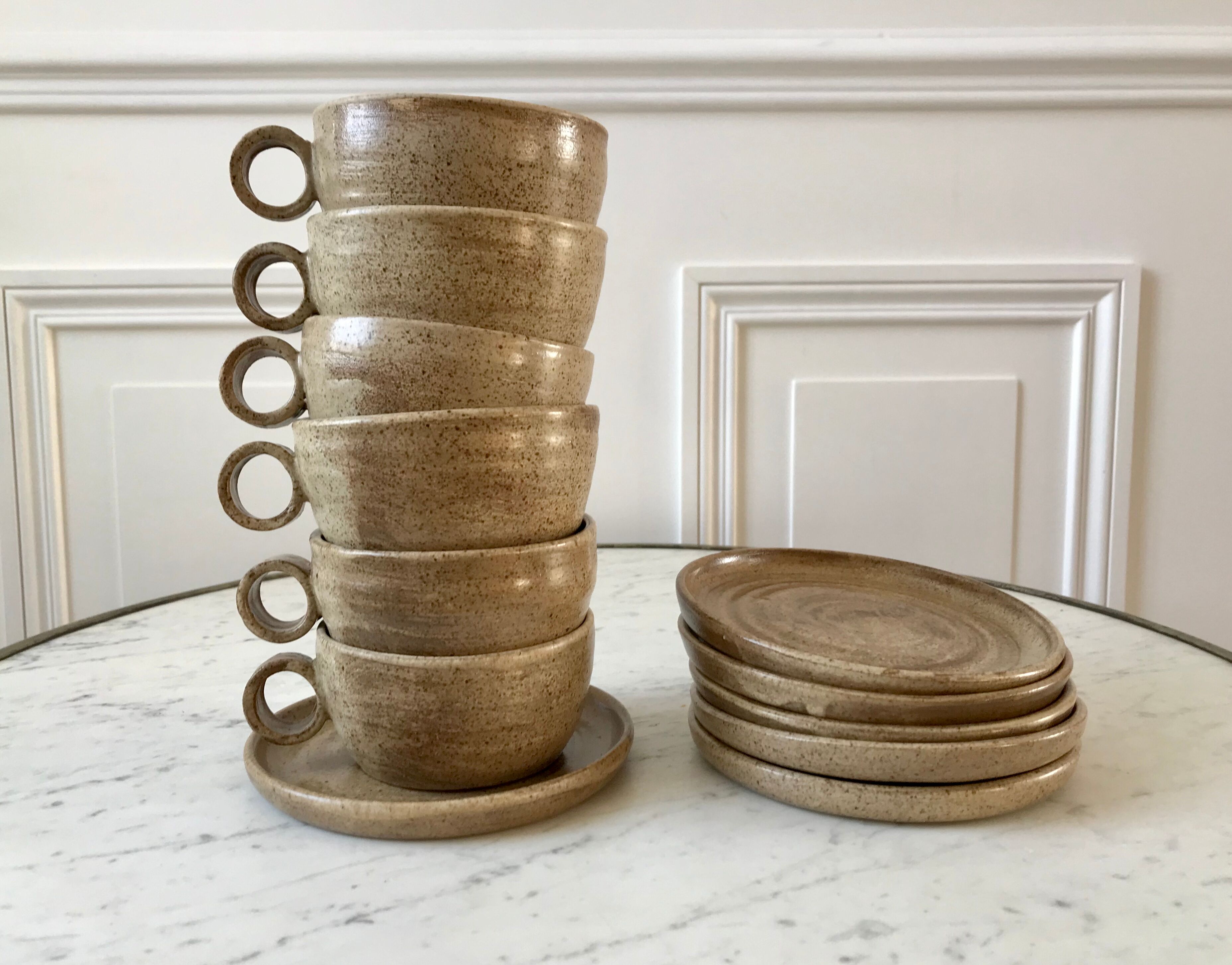 Lot de 6 tasses en grès design et ses soucoupes années 60 signées fait-main