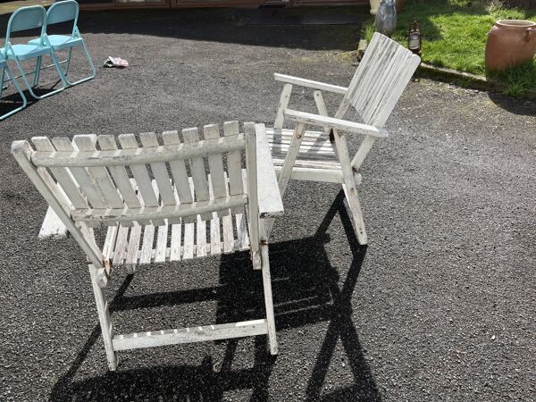 Paire de chaises de jardin pliantes vintage en bois – look shabby chic