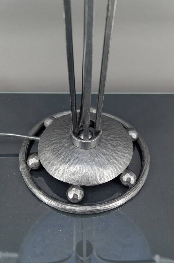 Lampe en fer forgé et abat-jour en verre bleu aux clématites, France, Art Déco, circa 1920