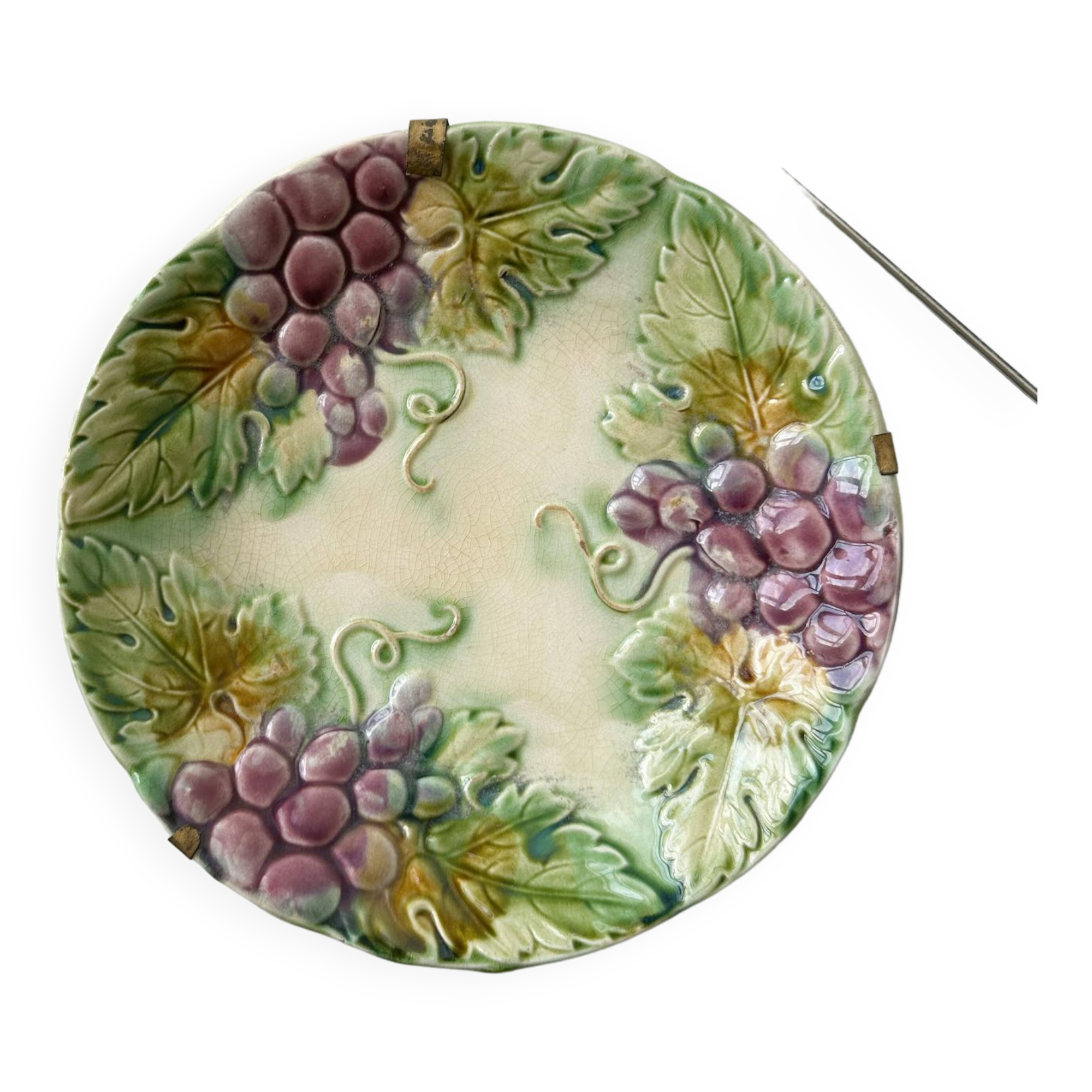 Assiette raisins en barbotine