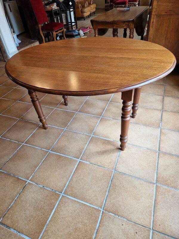 Beautiful oval wooden table with turned wooden leg with 3 extensions