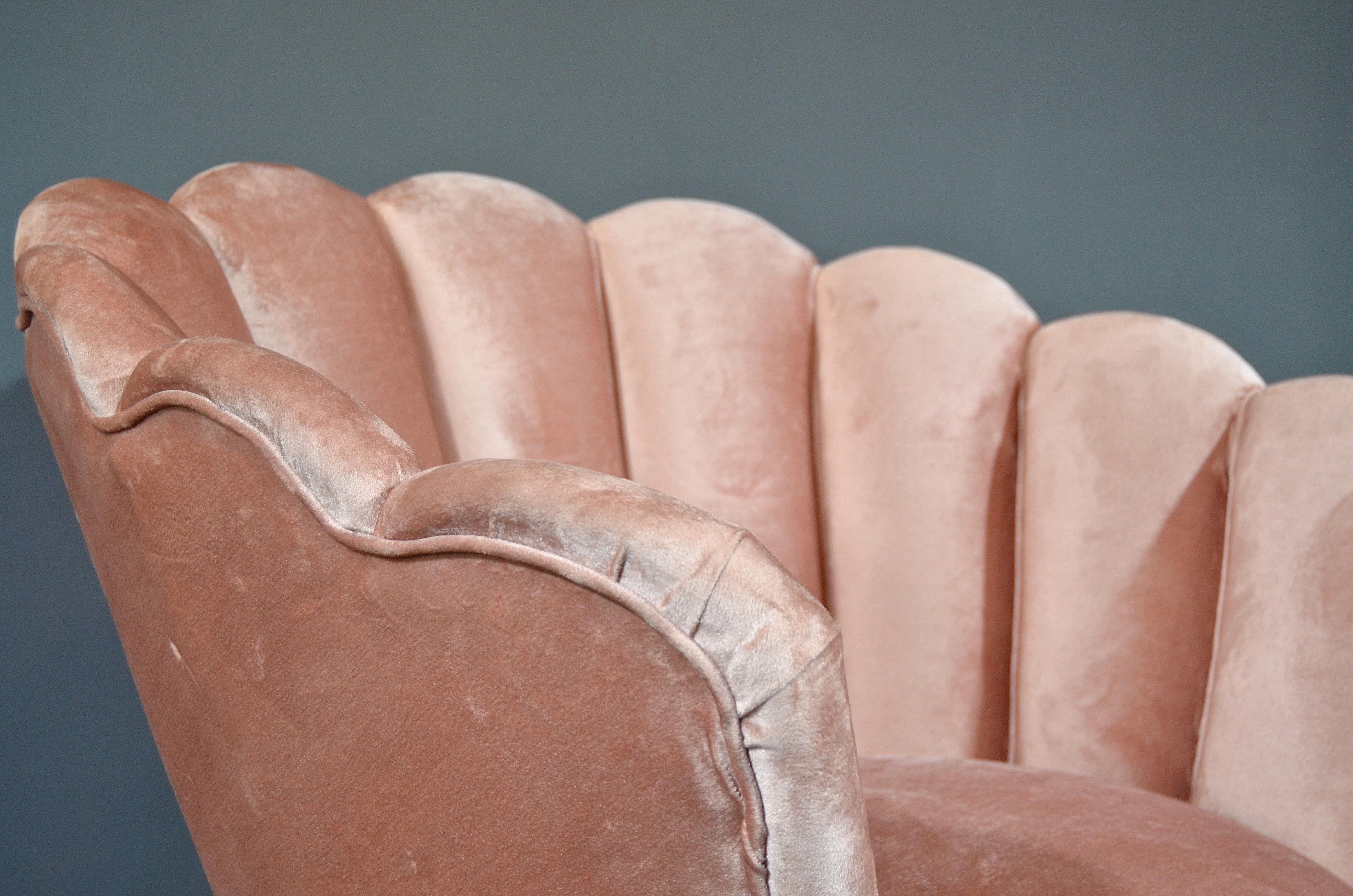 Art deco petal armchair in powder pink velvet and brass legs