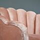 Fauteuil pétale Art déco en velours rose poudré et pattes en laiton