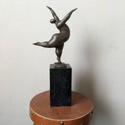 Sculpture contemporaine sur socle en marbre