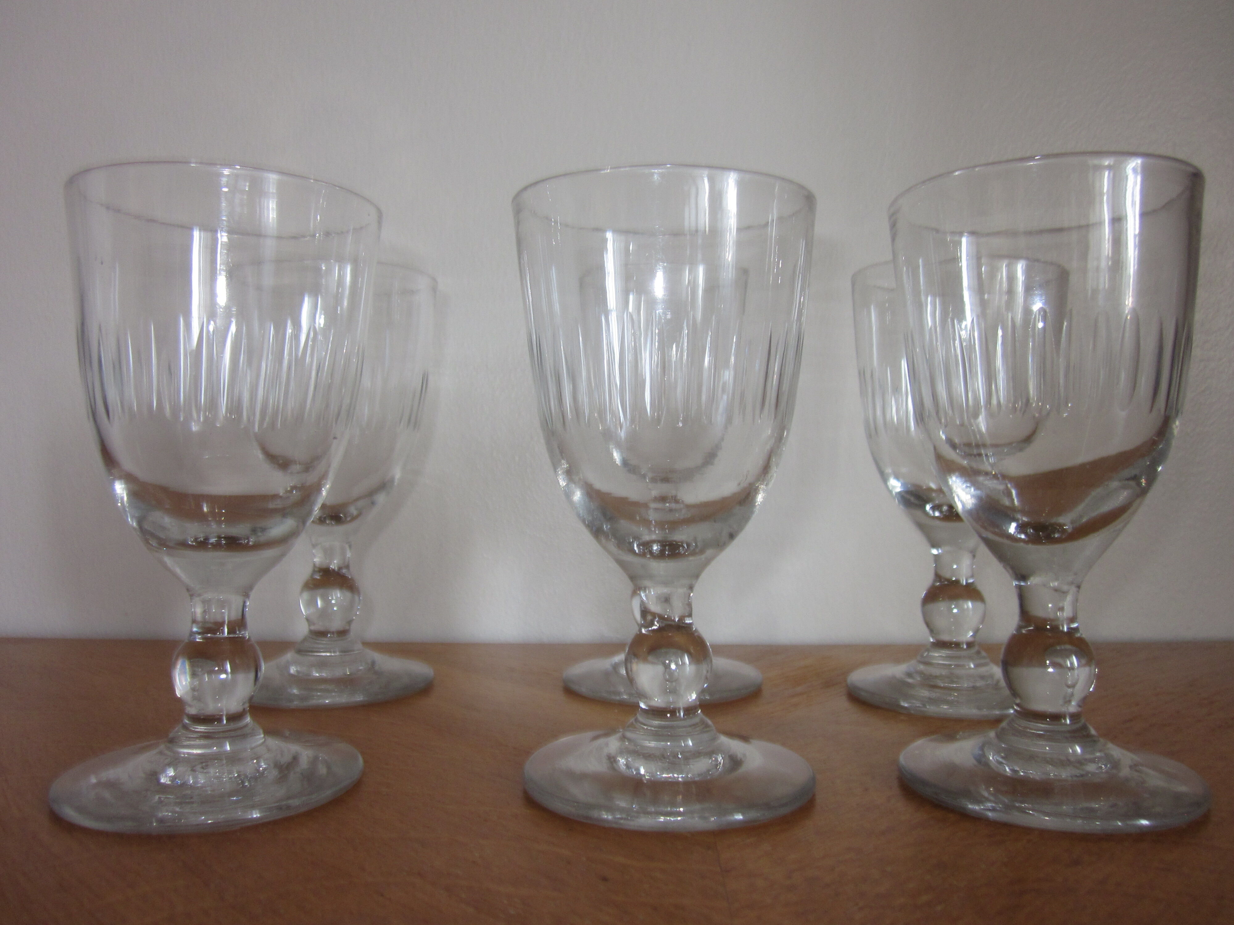 6 glasses a vintage bistro wine