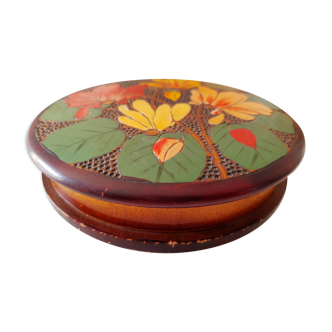 Round box in wooden floral decoration