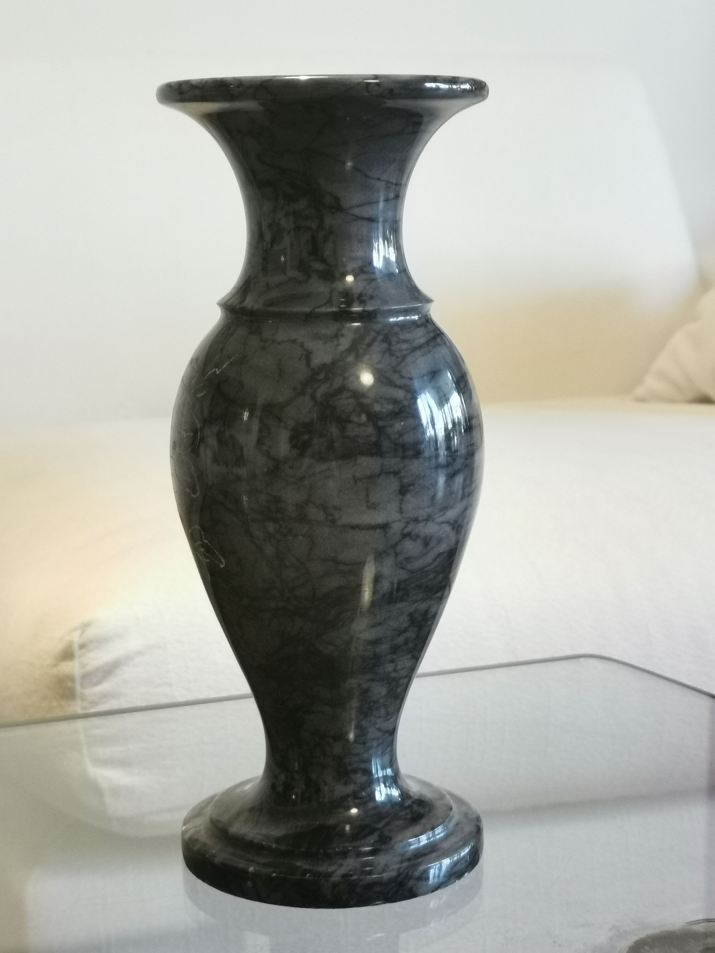 Vase en marbre sculpté
