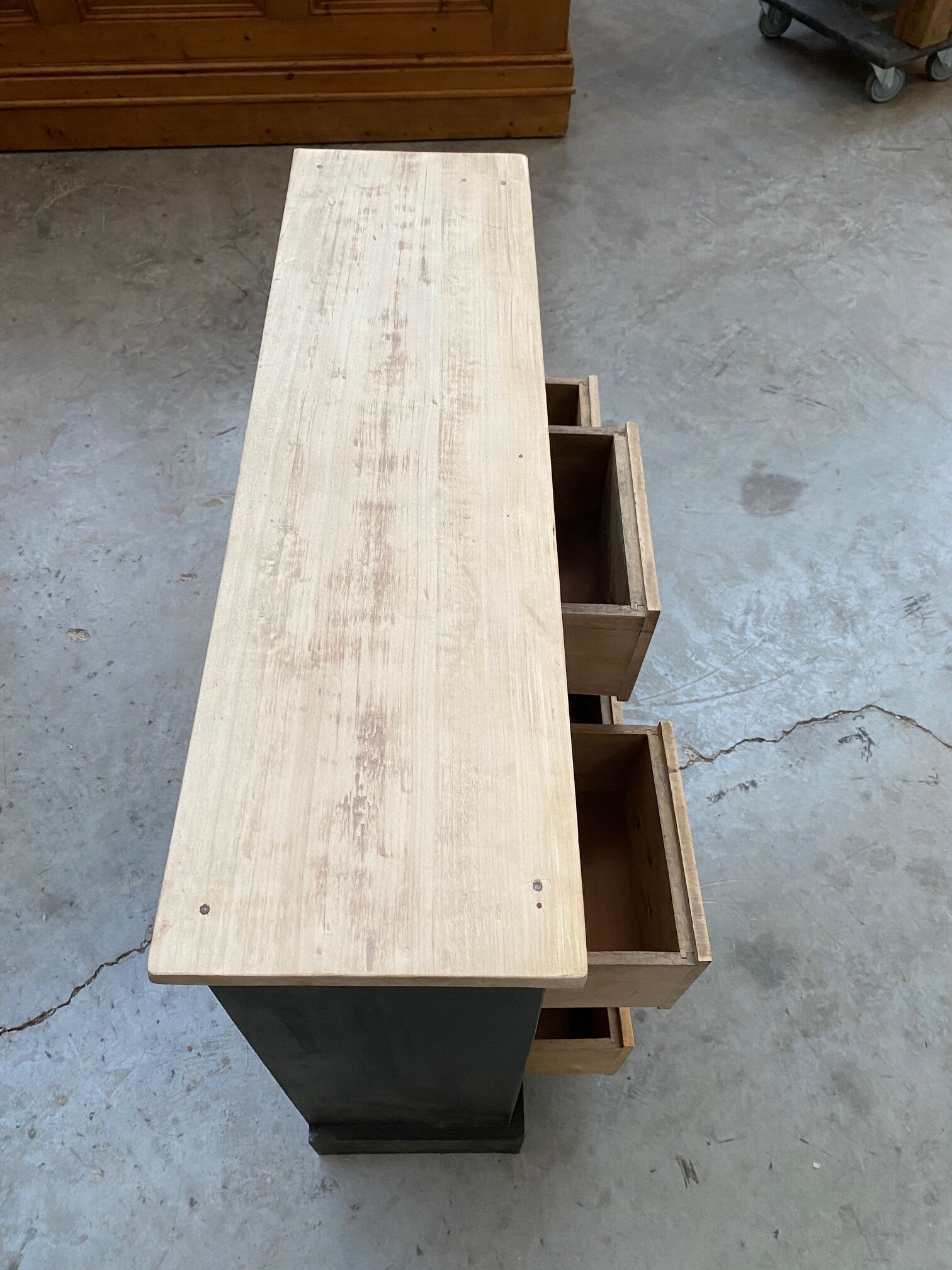 Storage cabinet with drawers