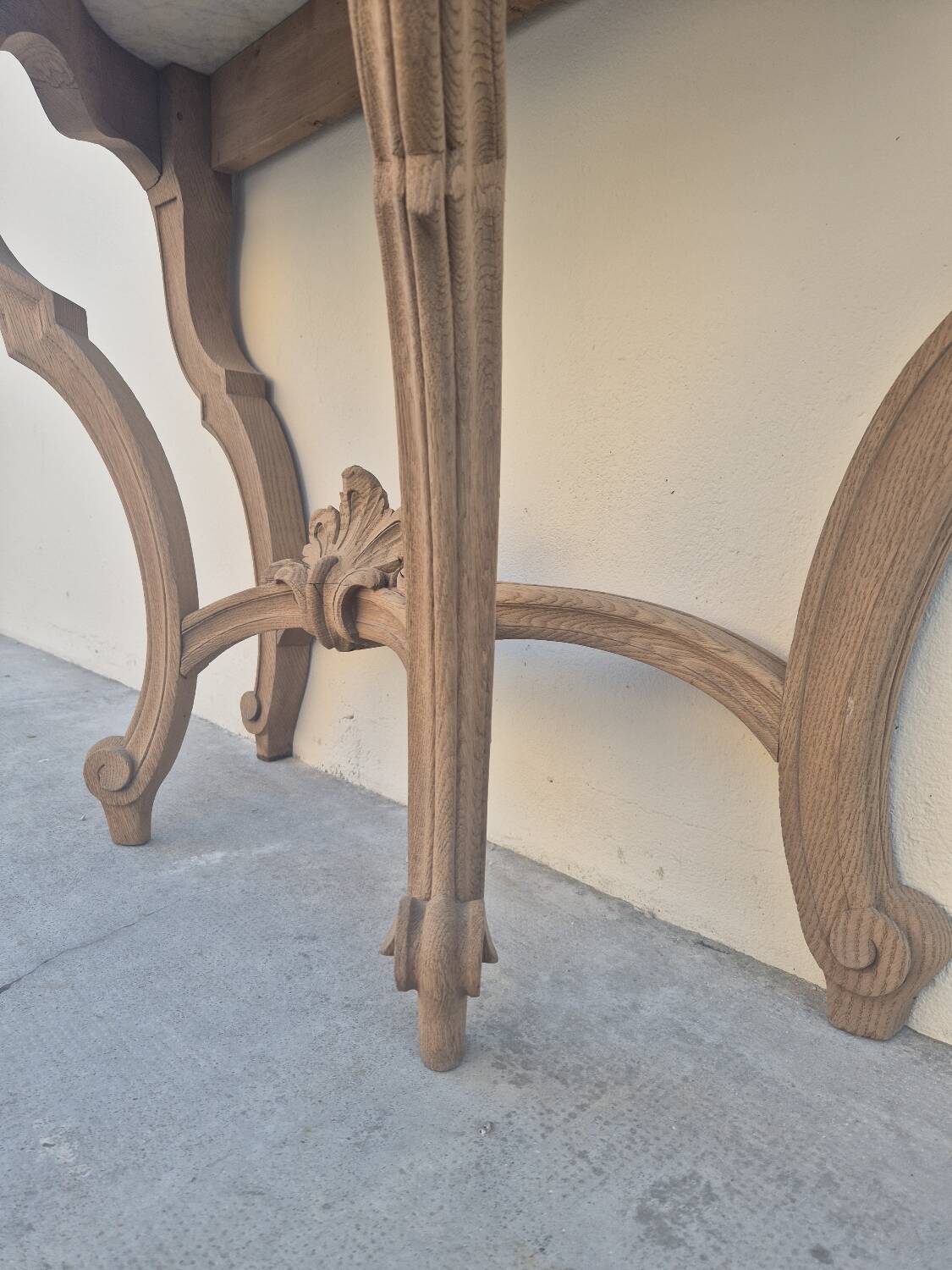 Louis XV curved console in solid oak, 18th century, decorated
