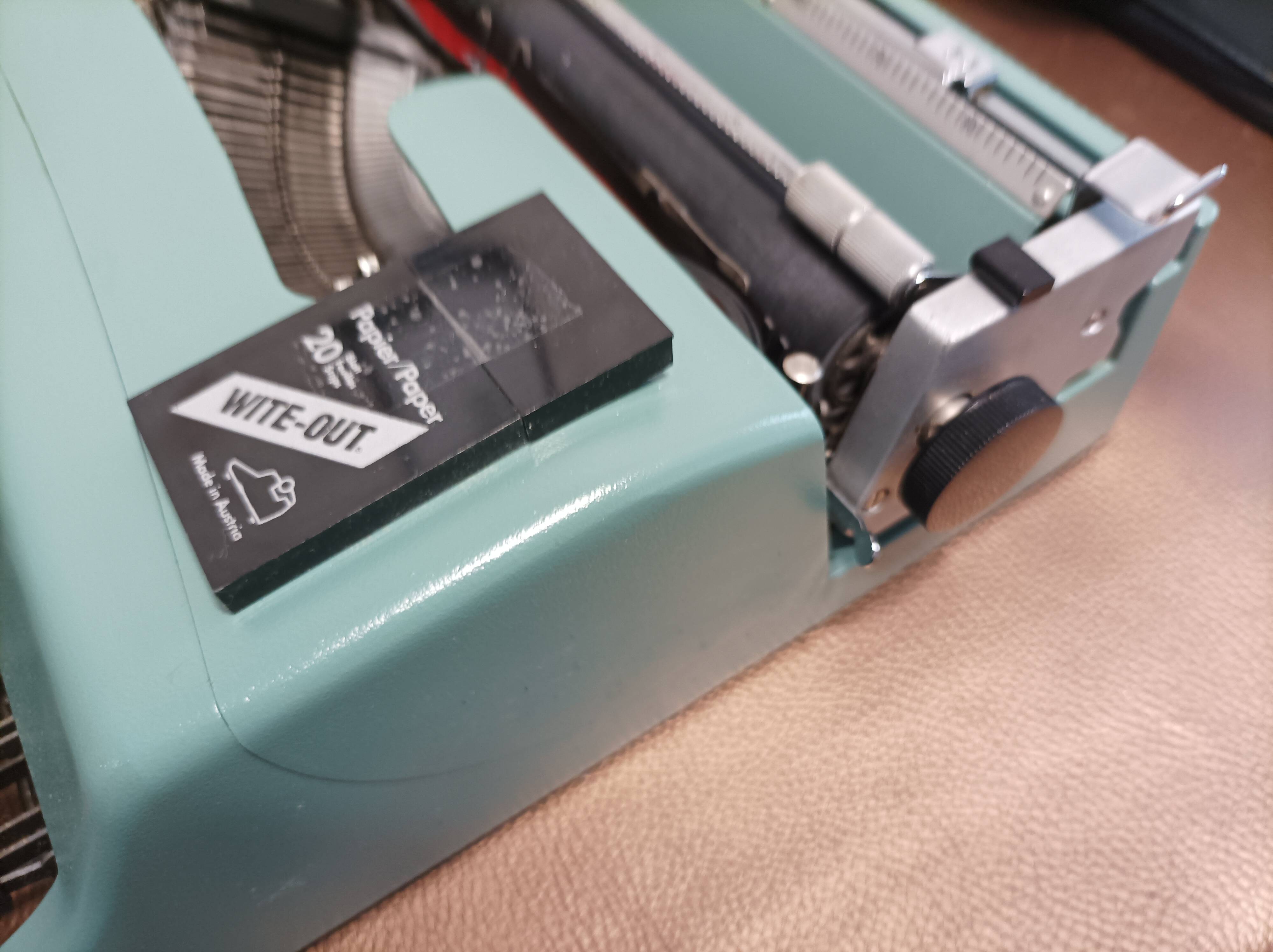 Olivetti lettera 32 green typewriting machine 1960s like new