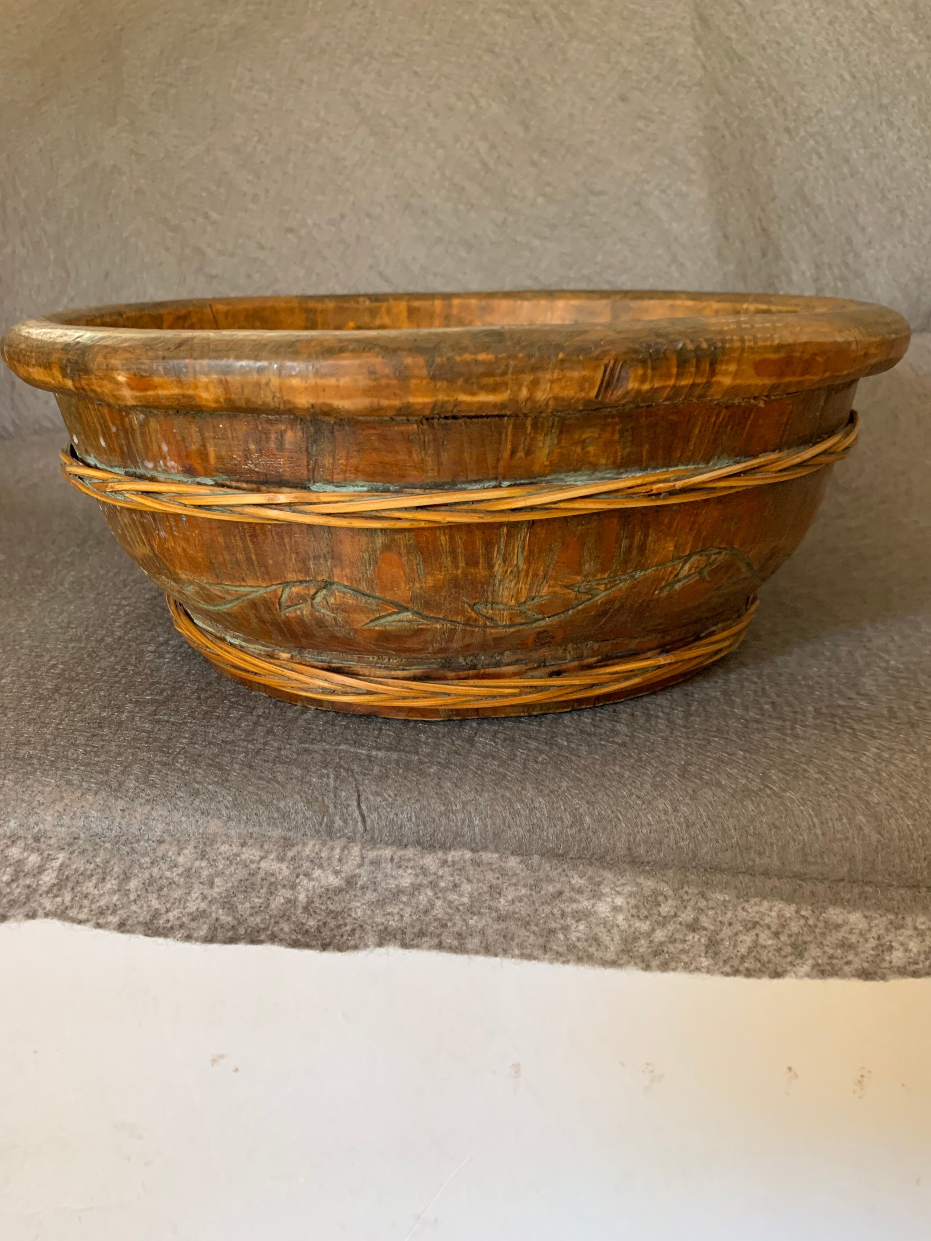 Fruit basket, solid wooden bowl