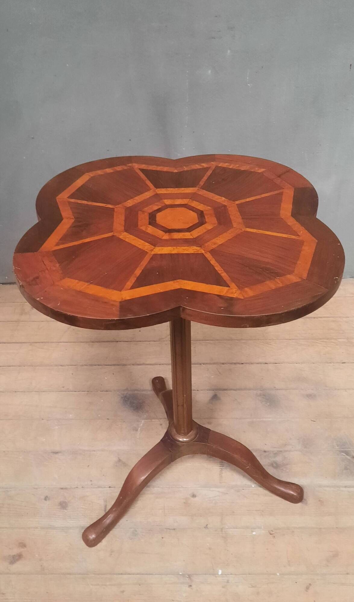 Polylobed gueridon in marquetry