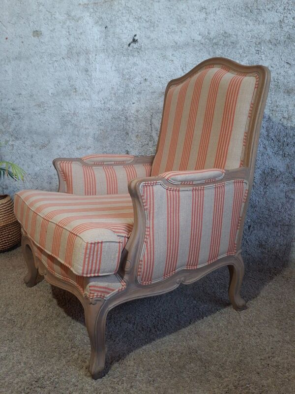 Bergère style Louis XV cérusée retapissée lin rayé corail – Très bel état