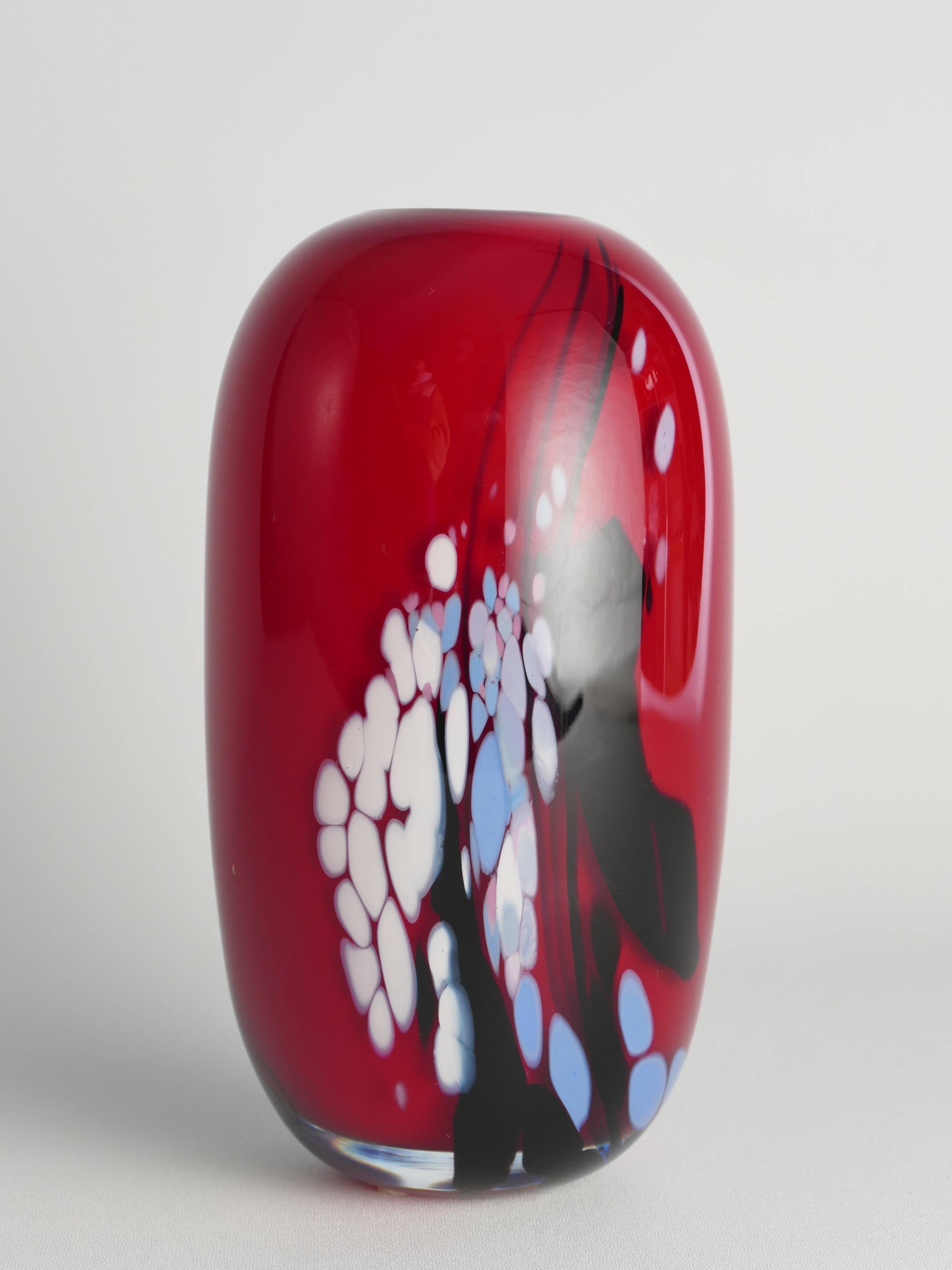 Vase en verre artistique rouge cerise unique par Mikael Axenbrant, Suède 1990