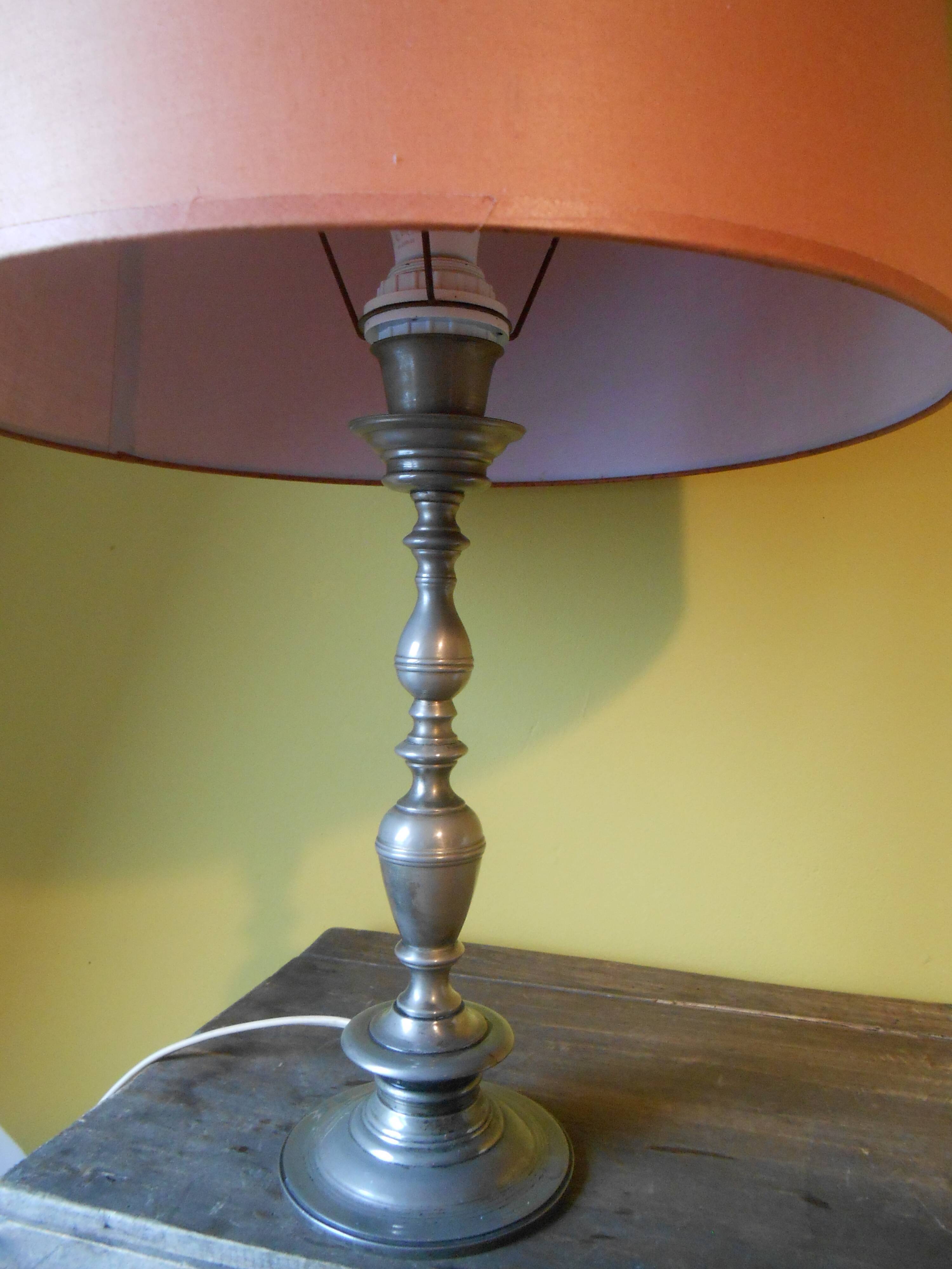 Lampe avec pied en métal torsadé