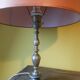 Lampe avec pied en métal torsadé