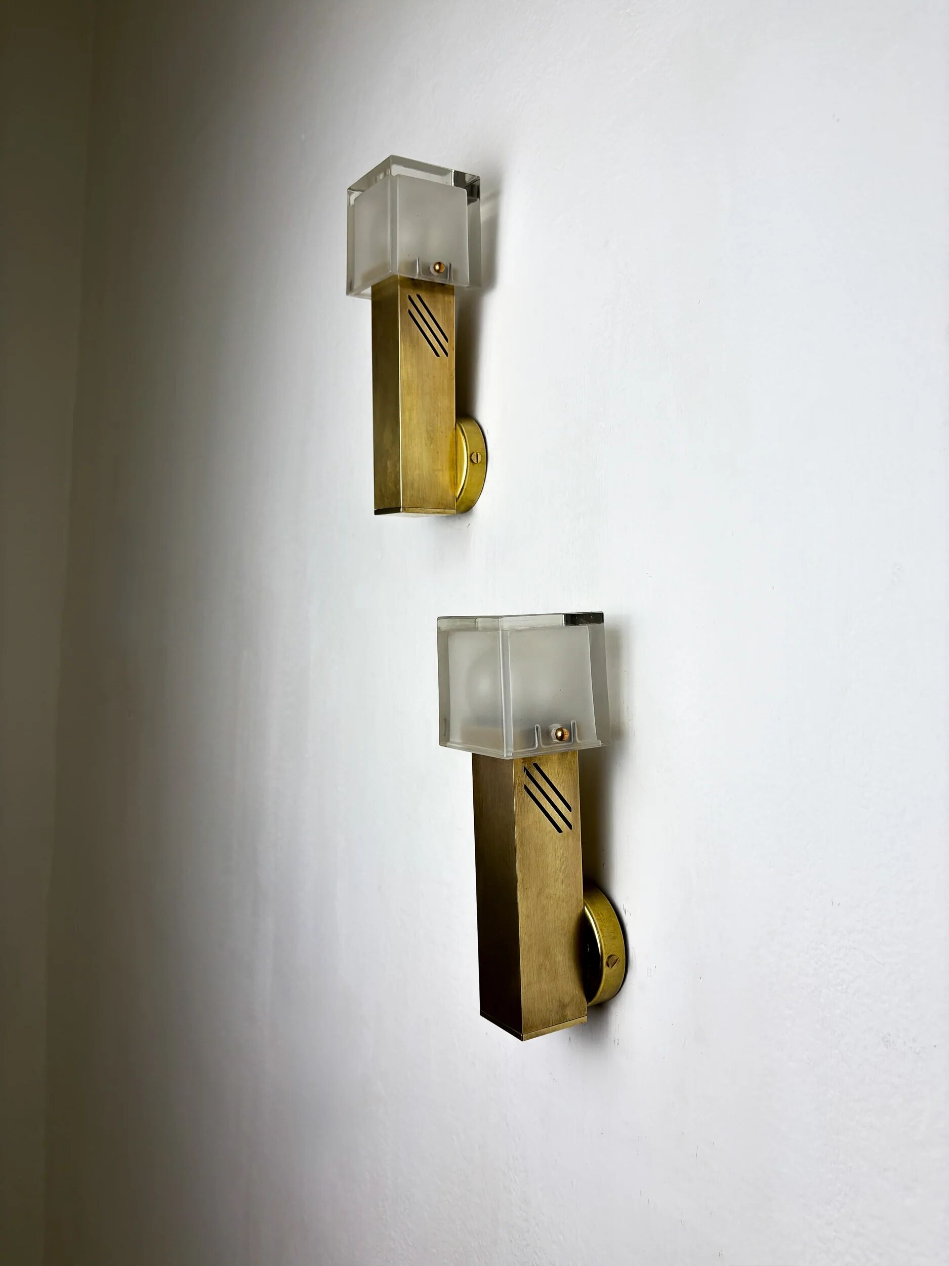 Pair of Gaetano Sciolari cubic Murano glass wall lights, Italy, circa 1970s