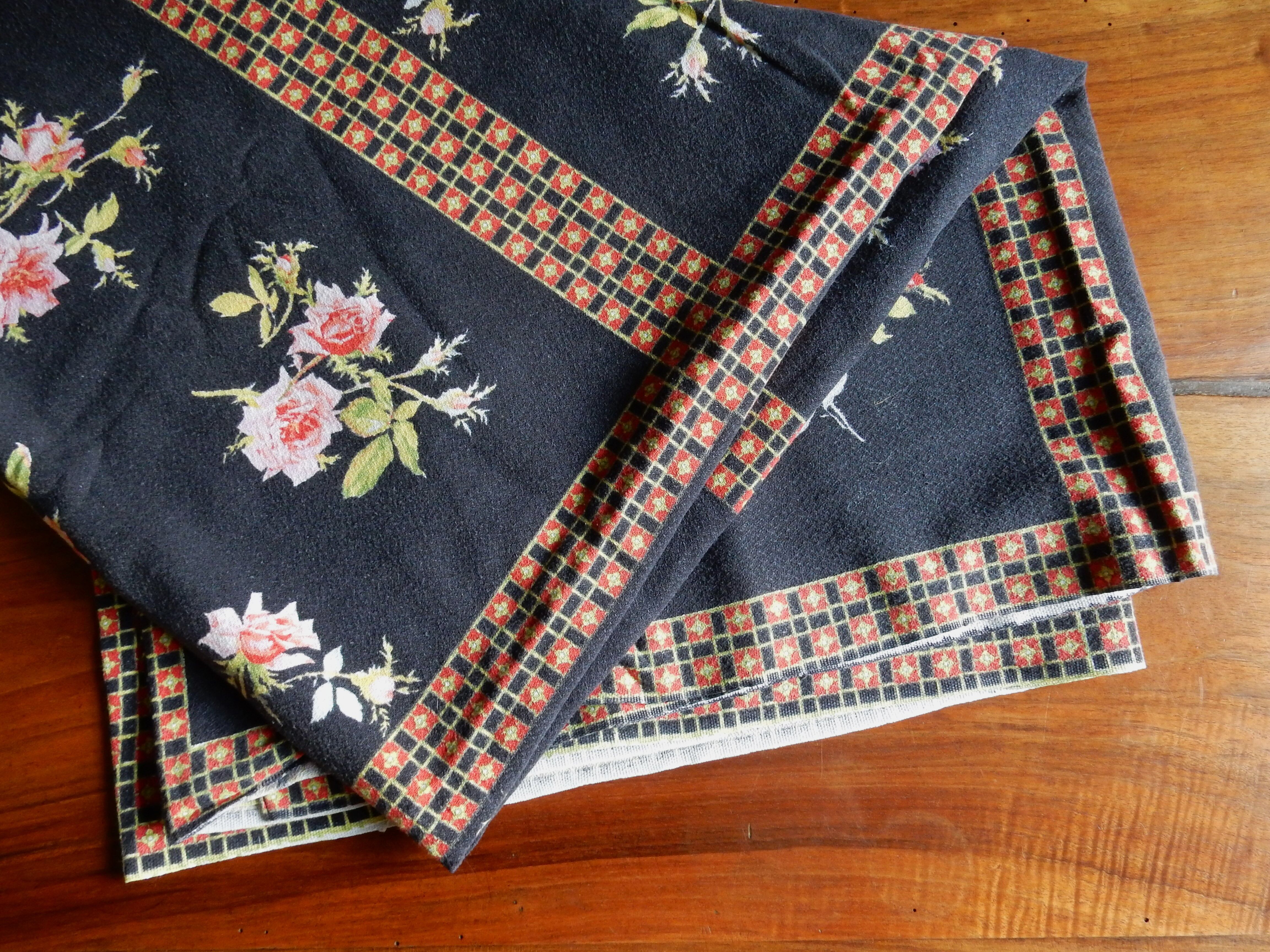 Black tablecloth with bouquets of roses