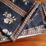 Black tablecloth with bouquets of roses
