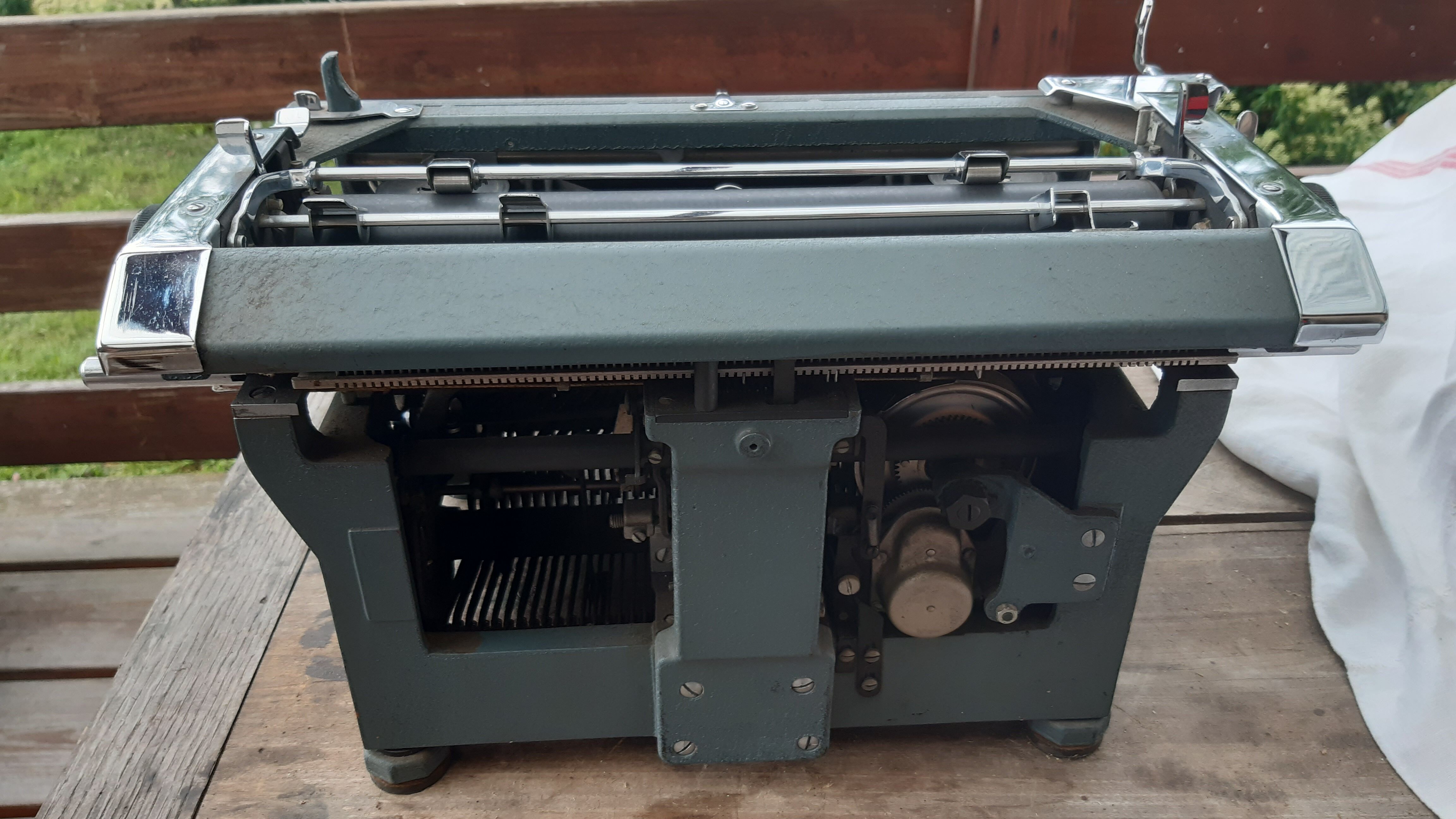 Machine à écrire rooy b44
