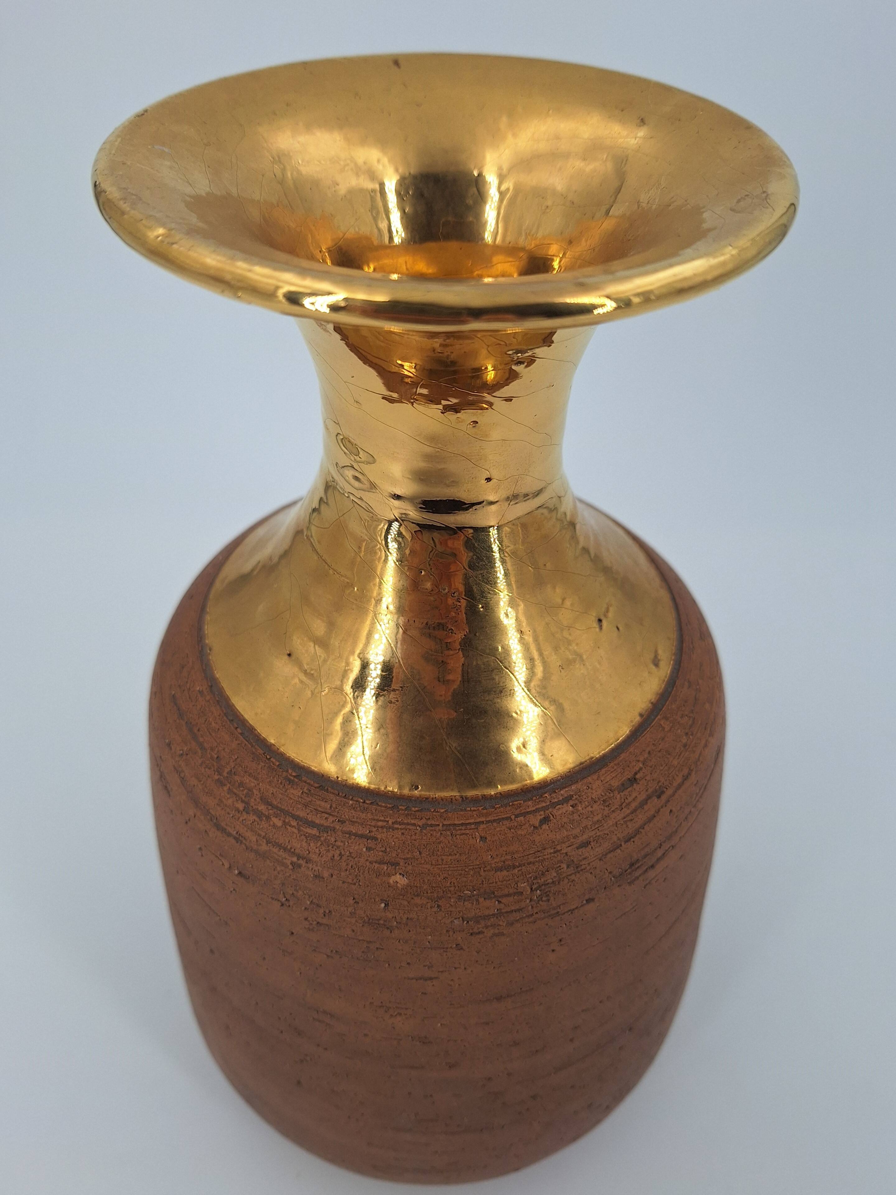 Vase in raw chamotte sandstone enameled with gold, Italy, Bitossi for Raymor, circa 1960/1970