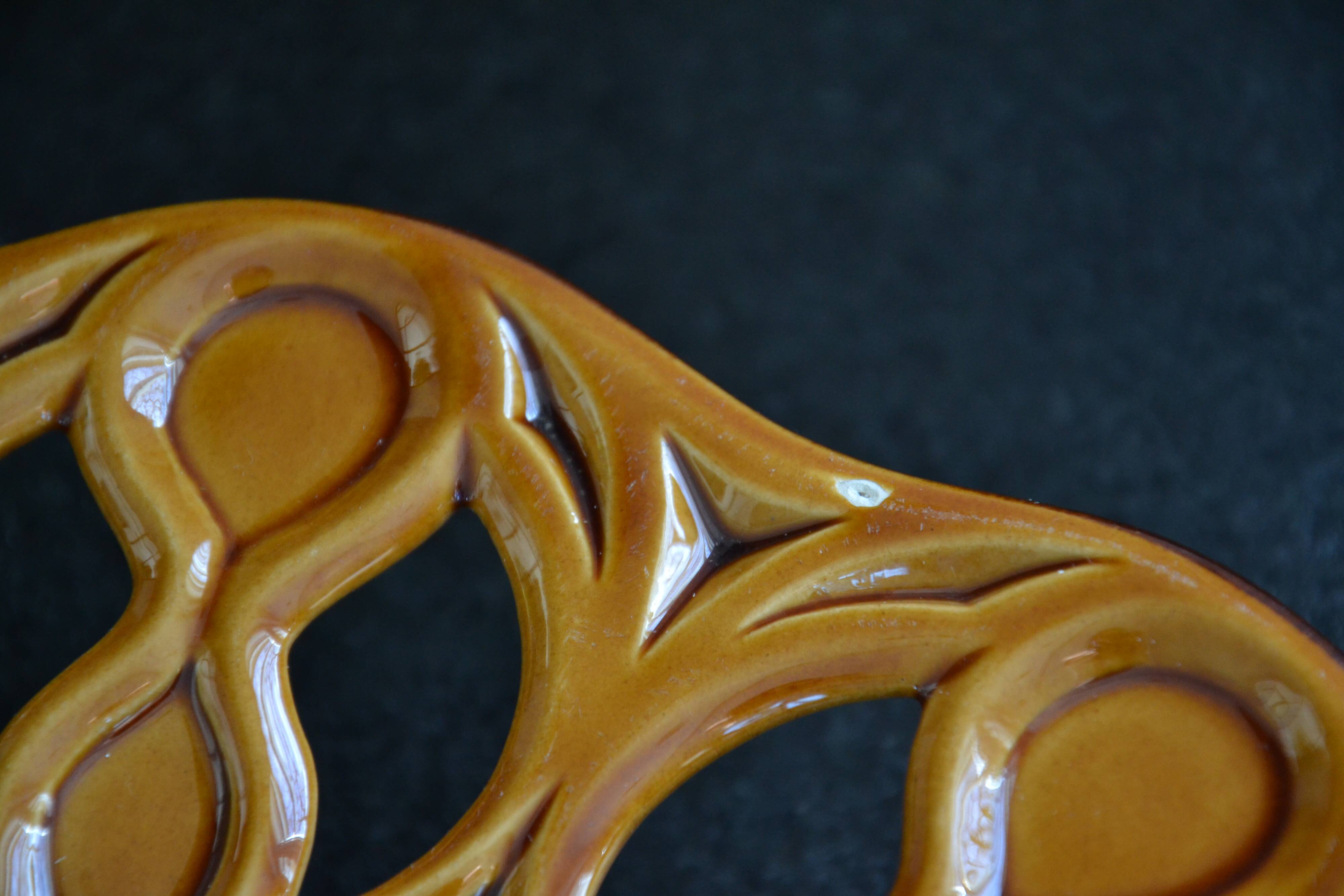 Cut-out ceramic fruit bowl