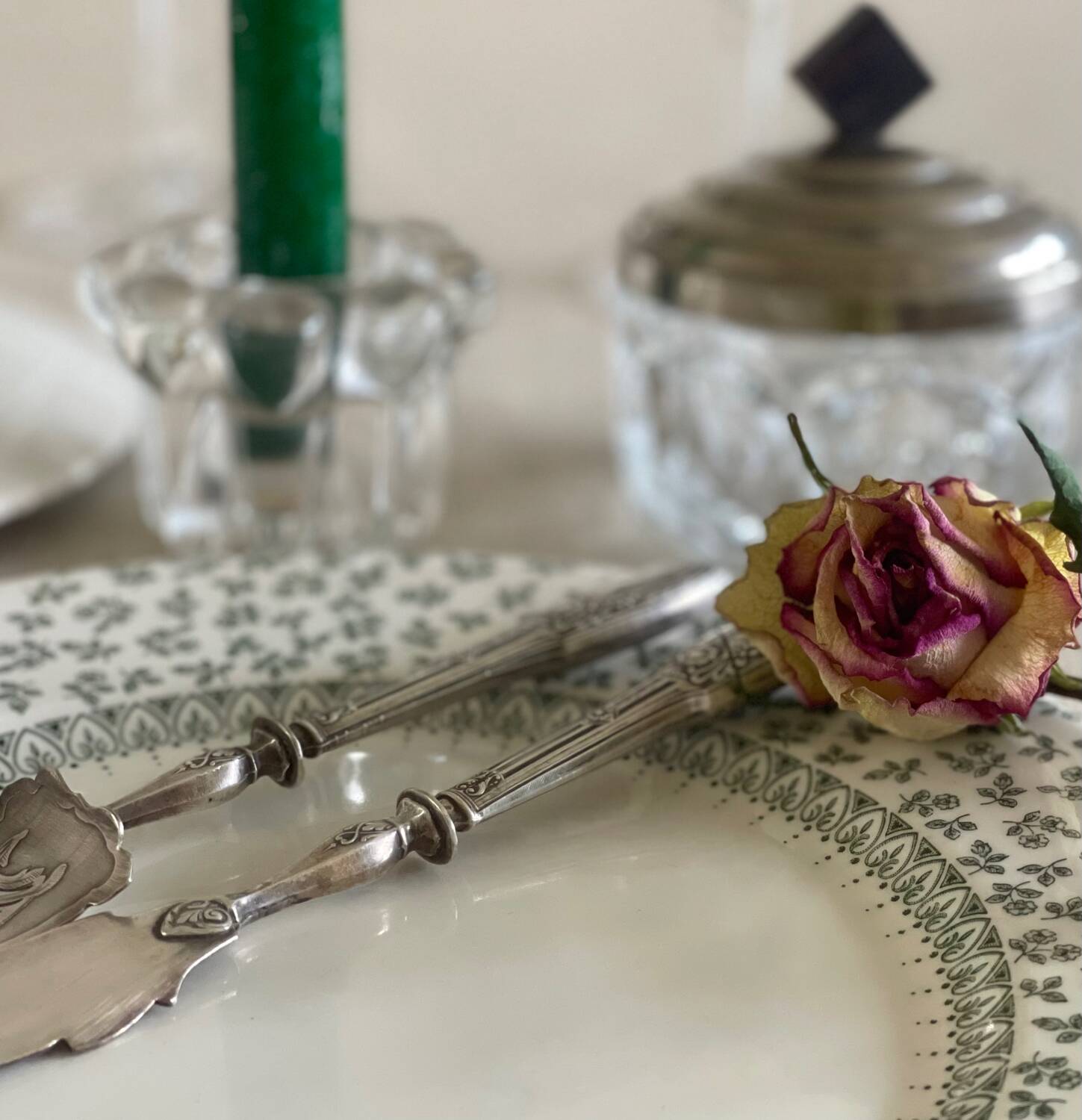 4 English dinner plates.
