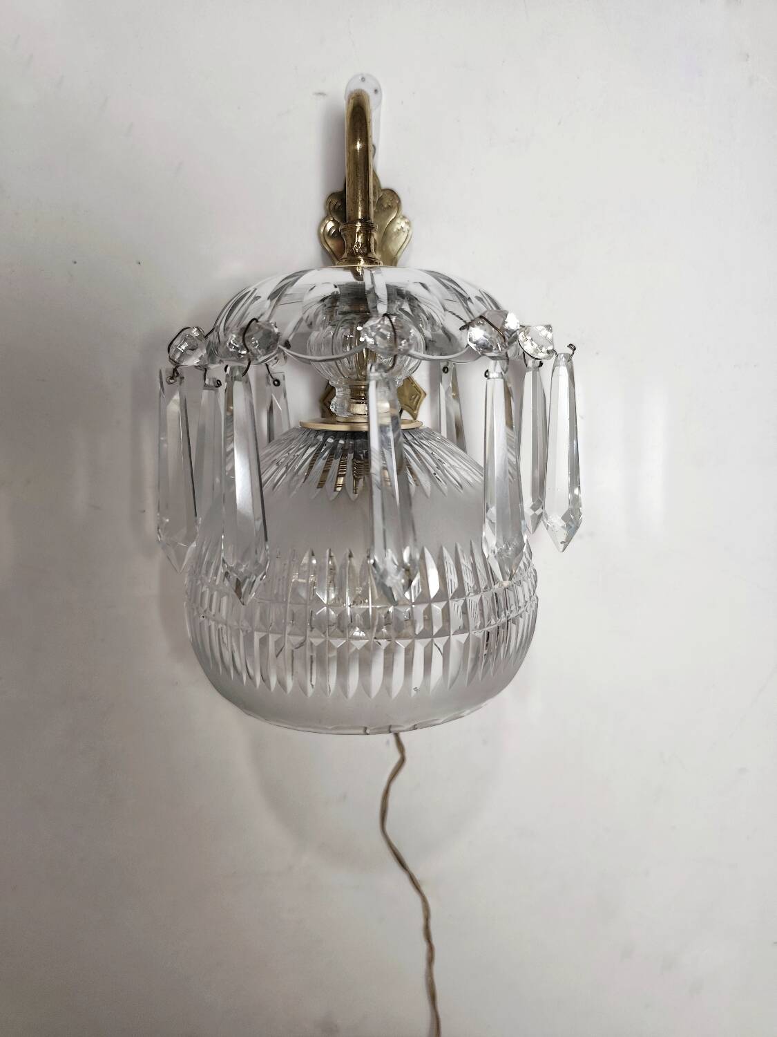 Aplique de pared de cristal. España, 1950s.