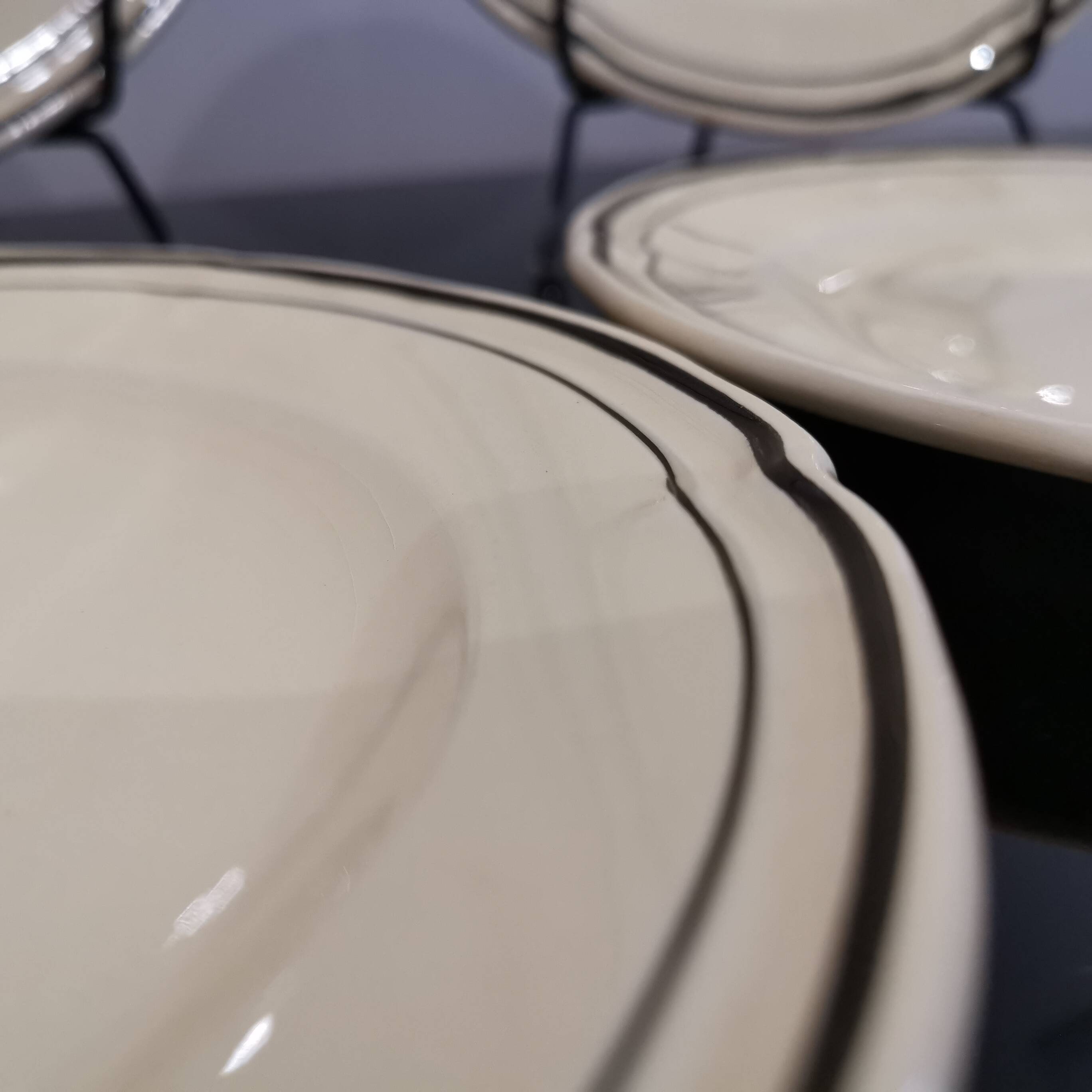 6 assiettes à desserts vintage écru liseré doré porcelaine Niderviller modèle Amiens