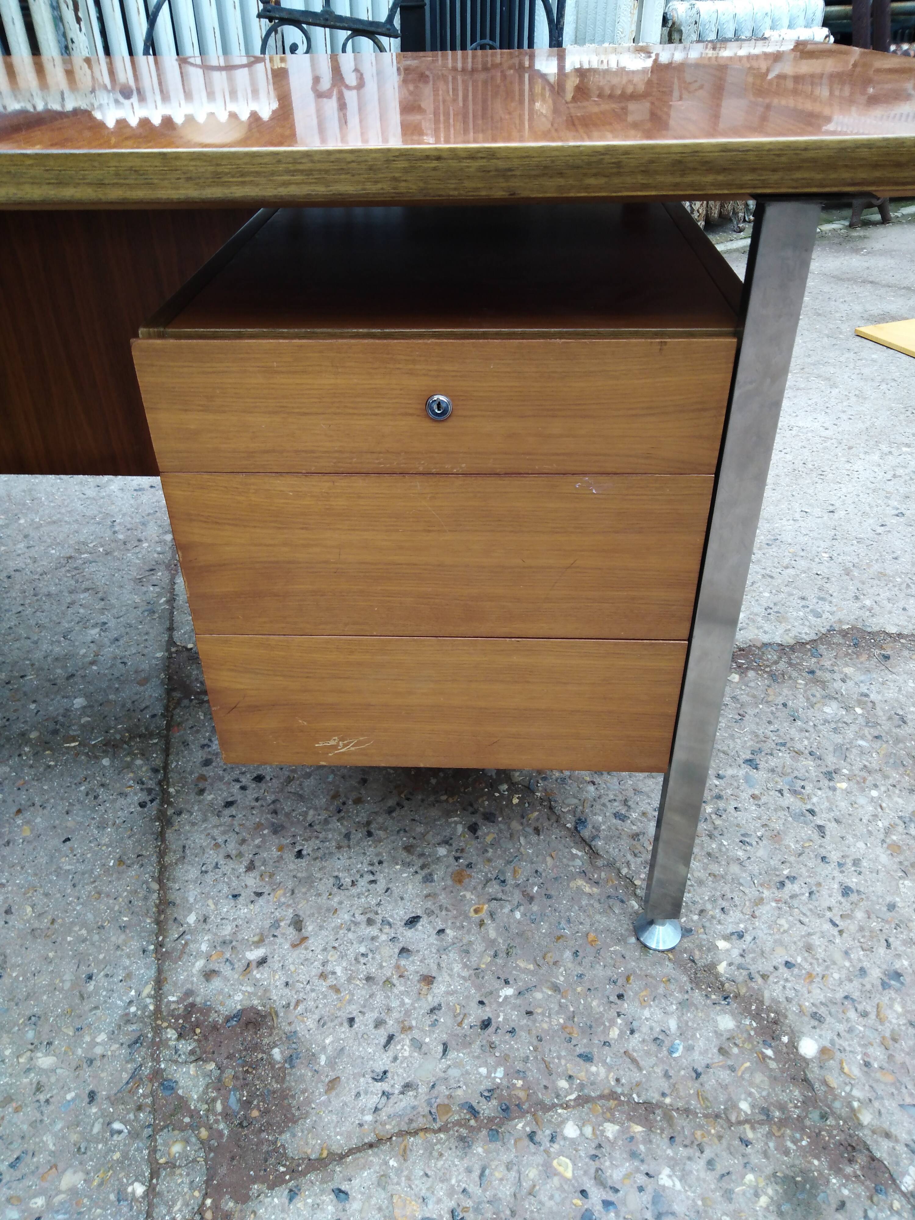 Grand Bureau design 1970 with return. light wood and chrome pietement