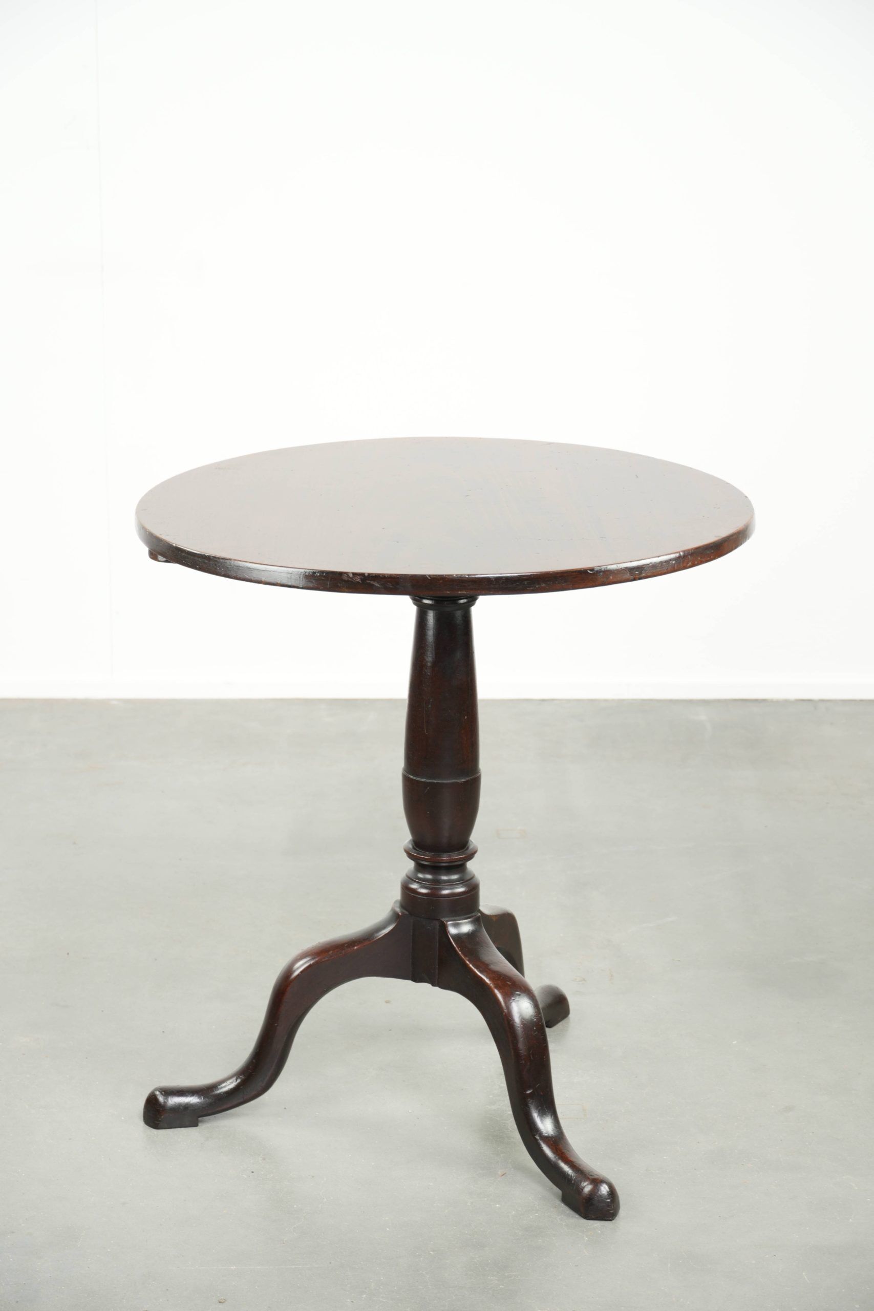 Round antique English tilt-top table/side table from the early 19th century