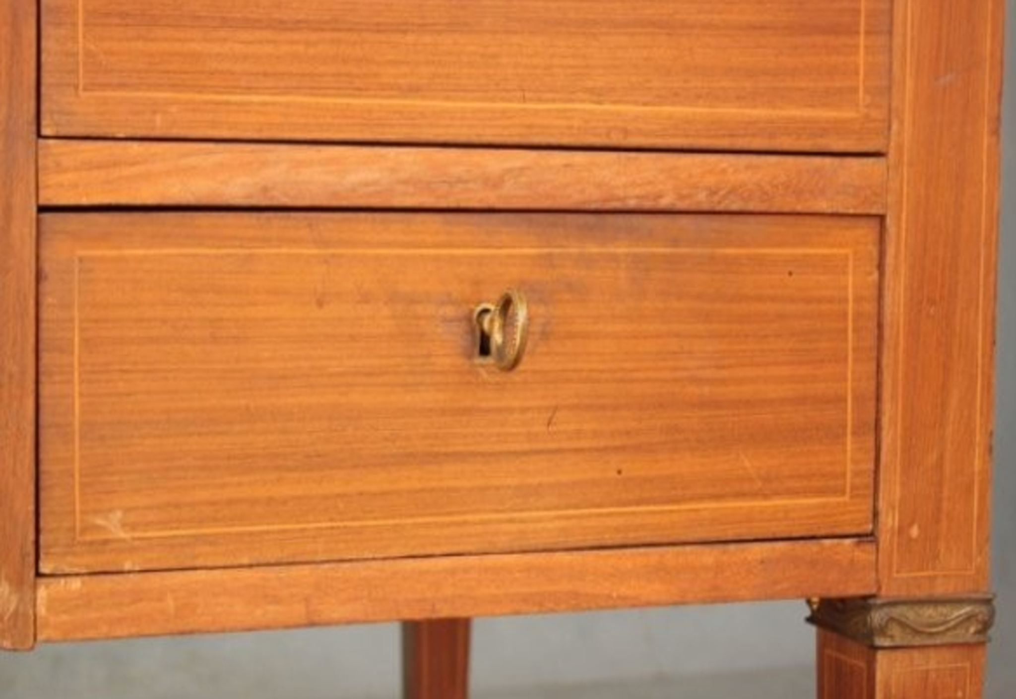 Bureau de style Louis XVI plaqué acajou