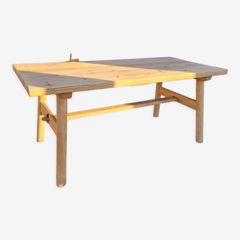 Table en pin brutaliste