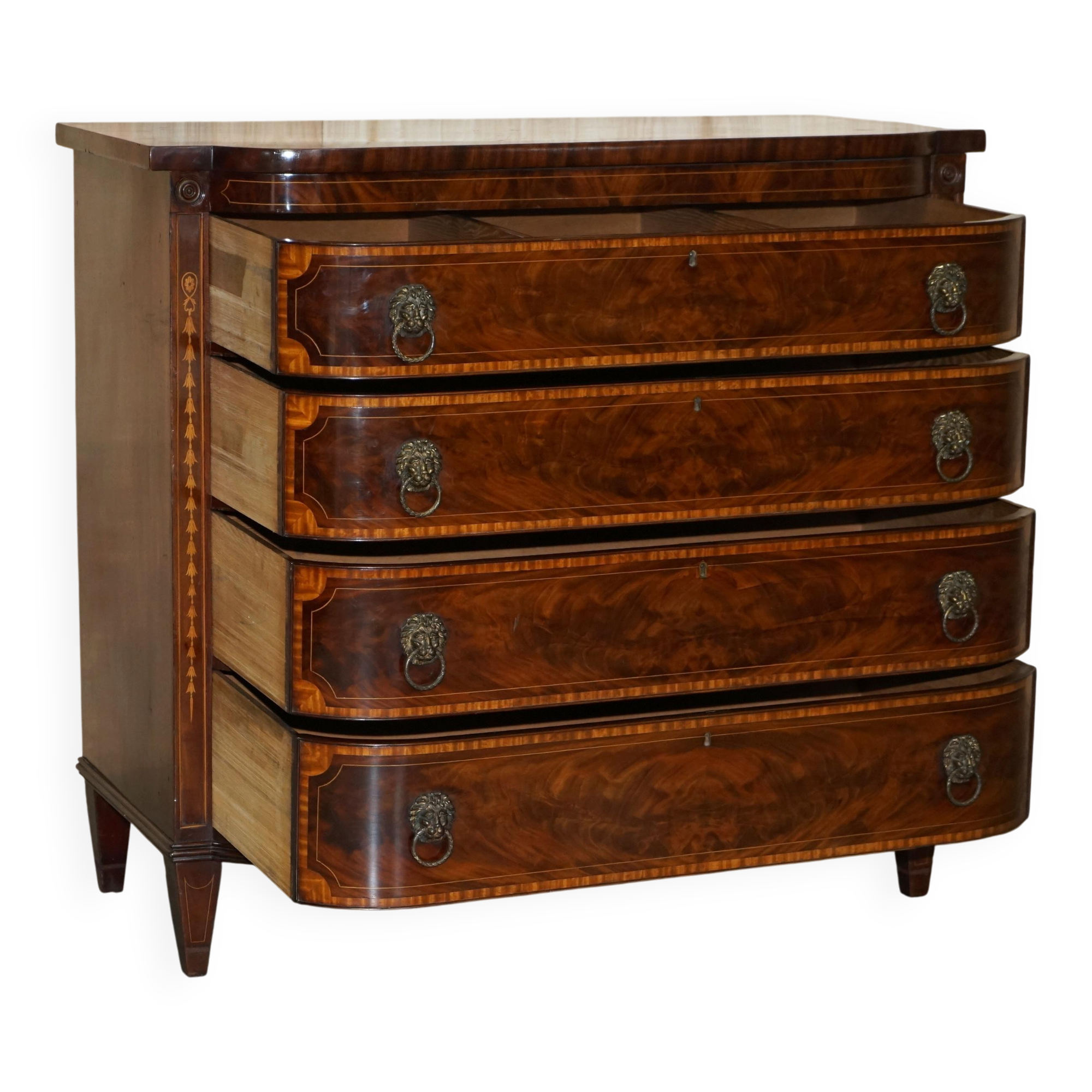 Commode Sheraton avec poignées tête de lion, 1859