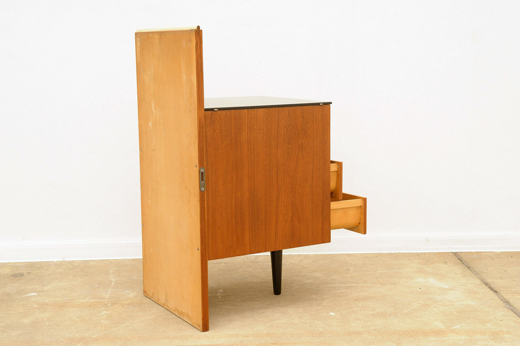 Table de chevet du milieu du siècle entièrement rénovée par Mojmír Požár, années 1960, Tchécoslovaquie