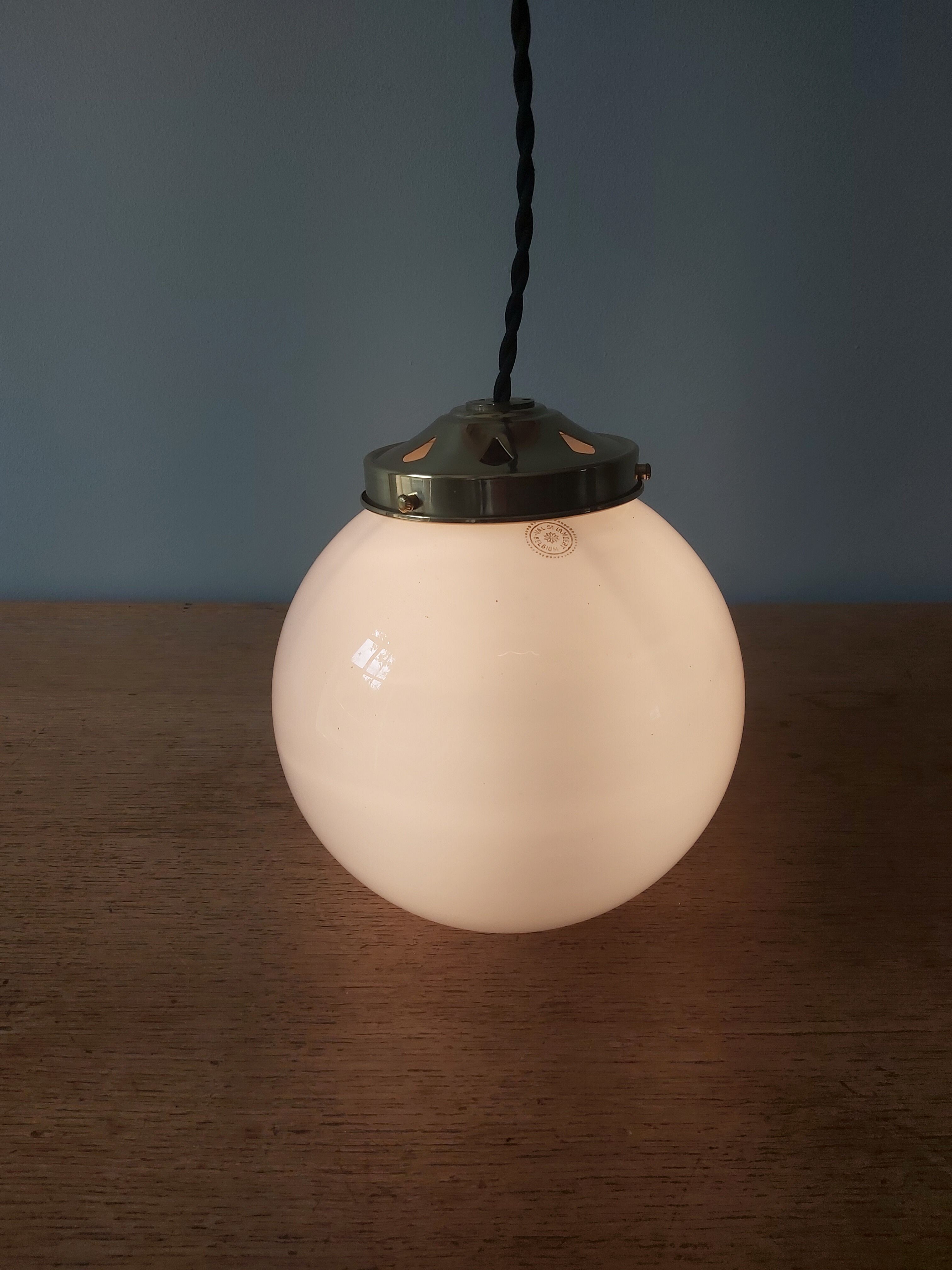 Lot de 3 suspensions art deco avec globe en opaline blanche
