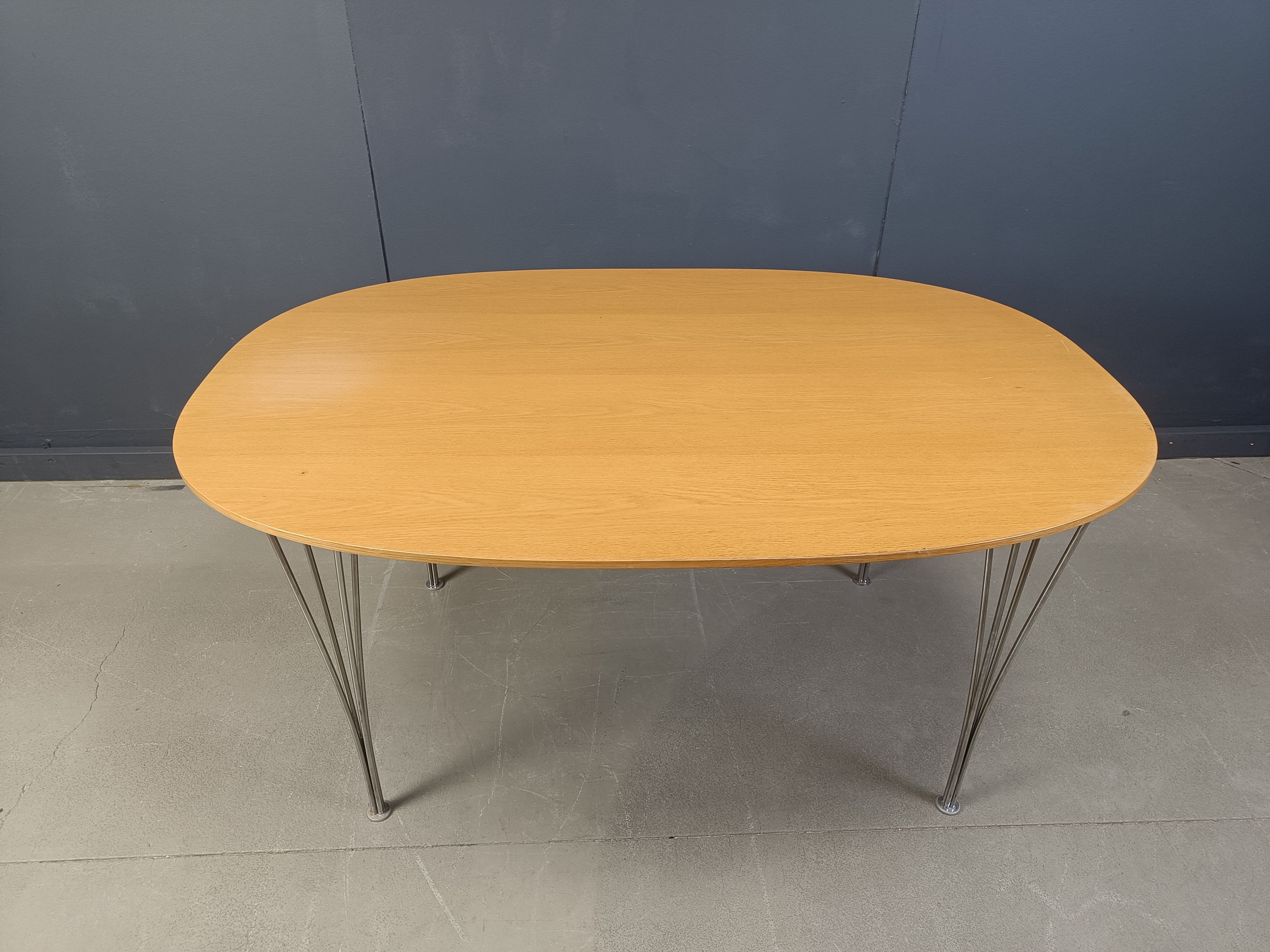 Table superellipse par Bruno Mathsson et Piet Hein pour Fritz Hansen