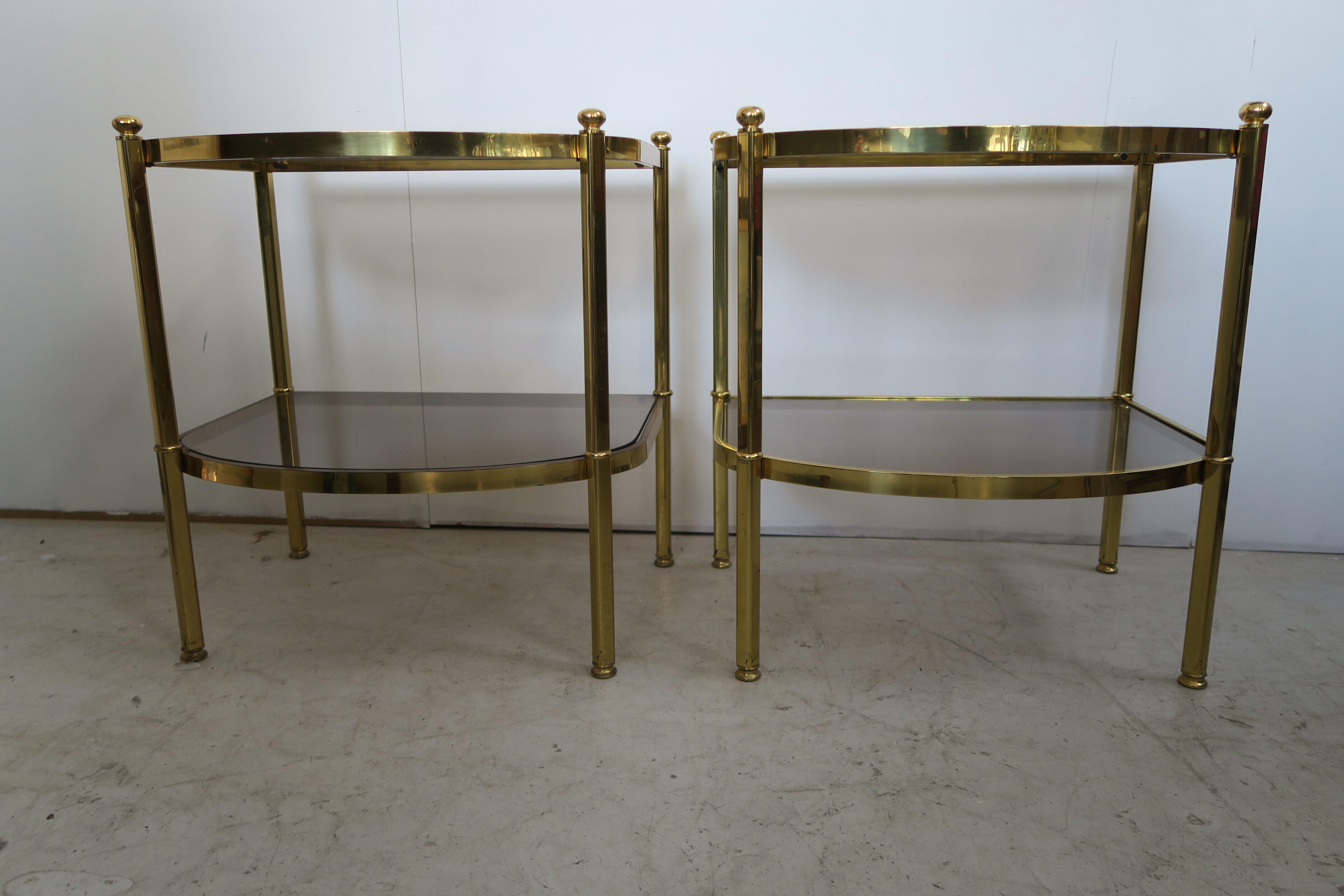 Paire de tables d’appoint en laiton et verre fumant des années 70