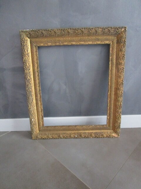 Old frame in wood and gilded stucco