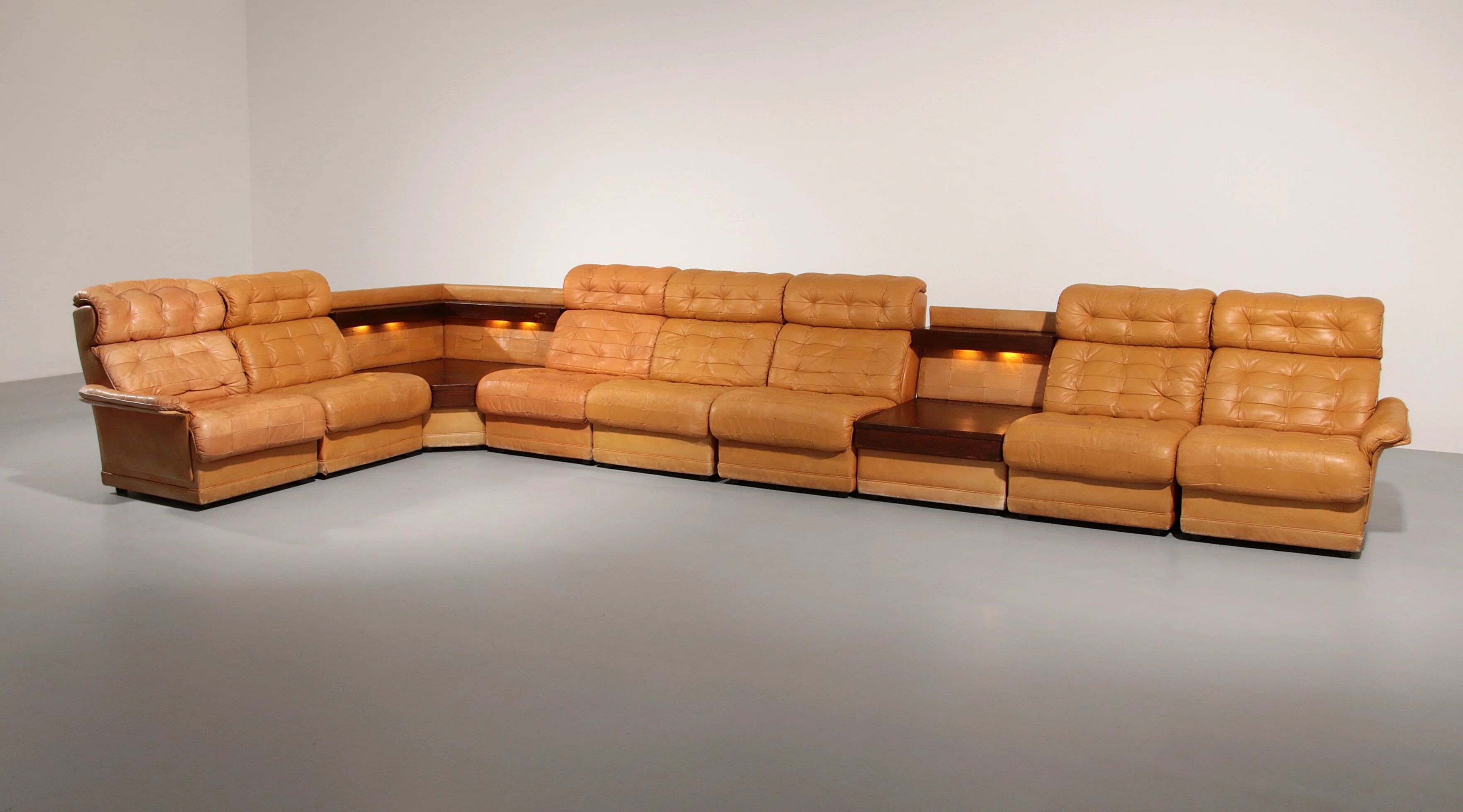 Superbe ensemble de canapés modulaires en cuir cognac des années 1970.