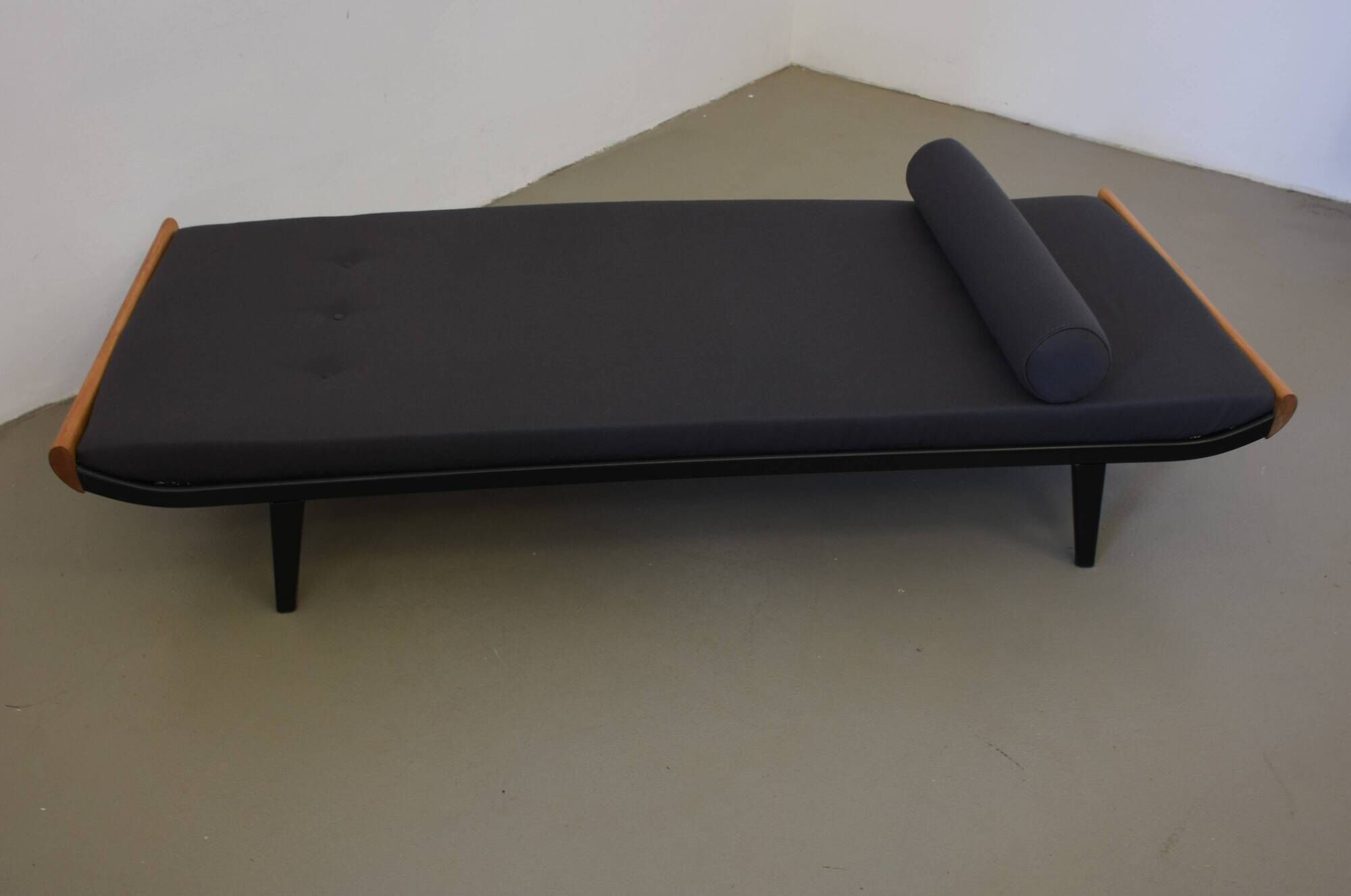 Reupholstered Mid Century Daybed Cleopatra 60s