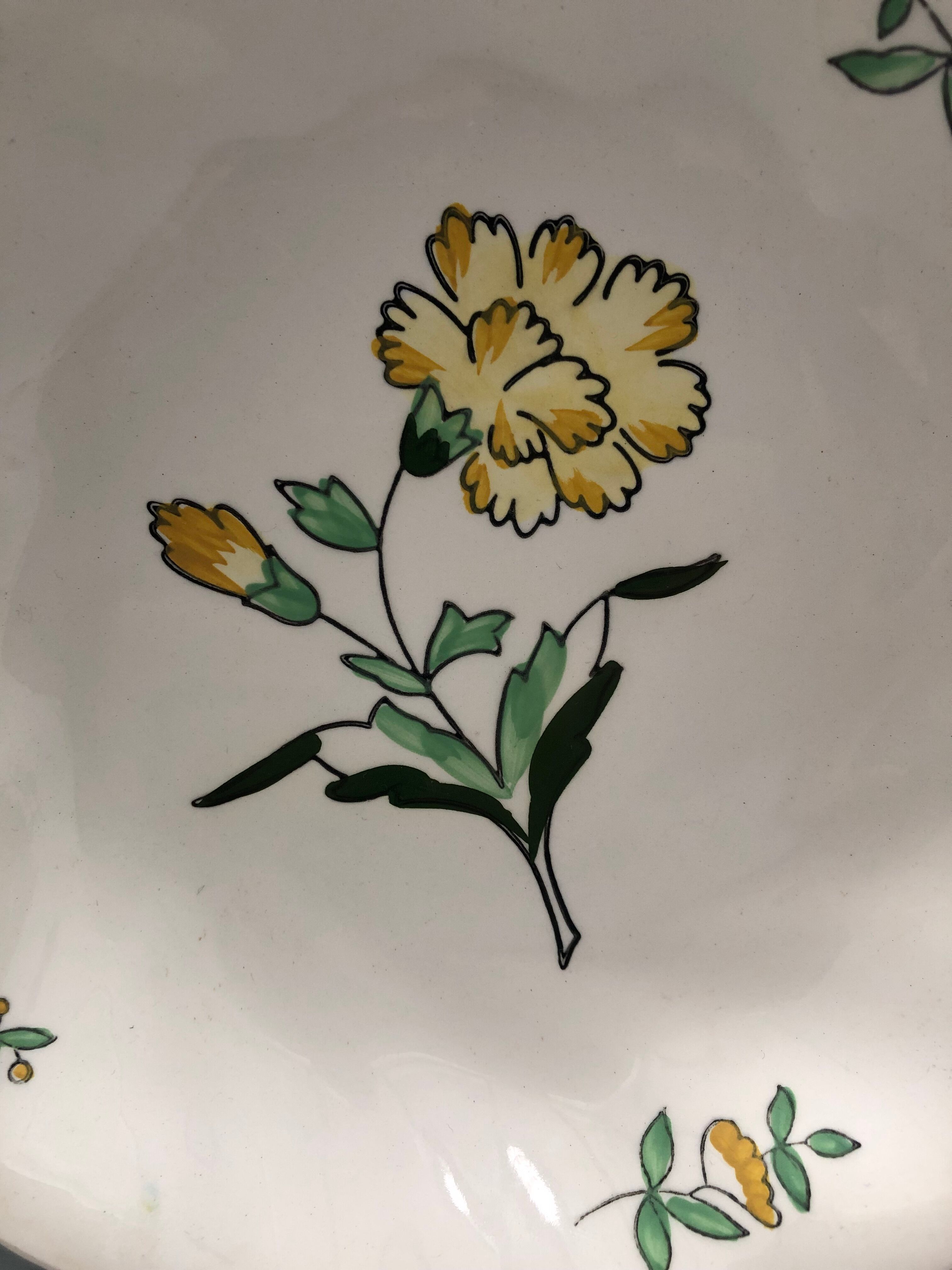 Lots de 4 assiettes creuses, Modèle embrun, aux motifs à fleurs jaune. Estampillées Salins France.